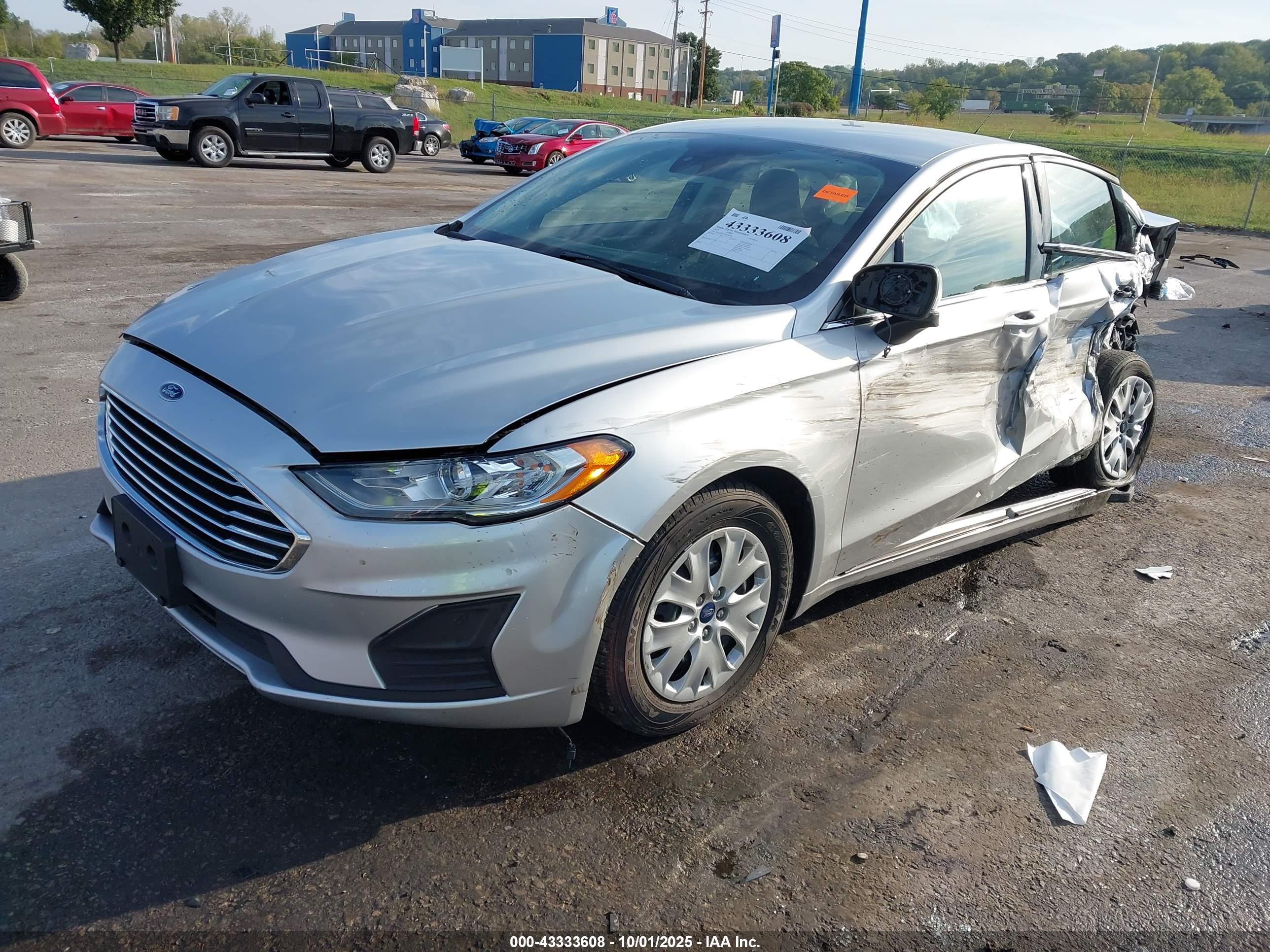 FORD FUSION image 2