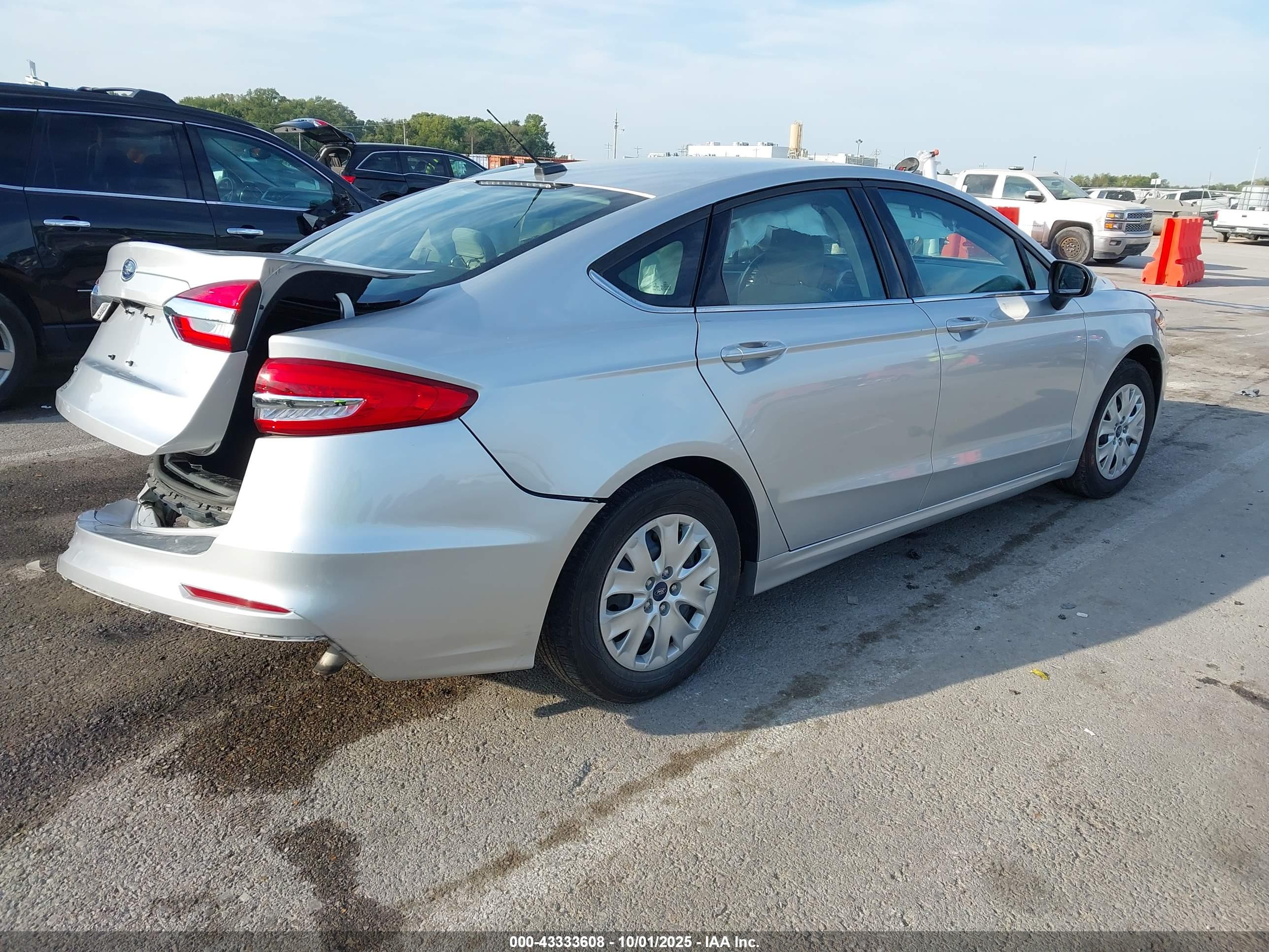 FORD FUSION image 4