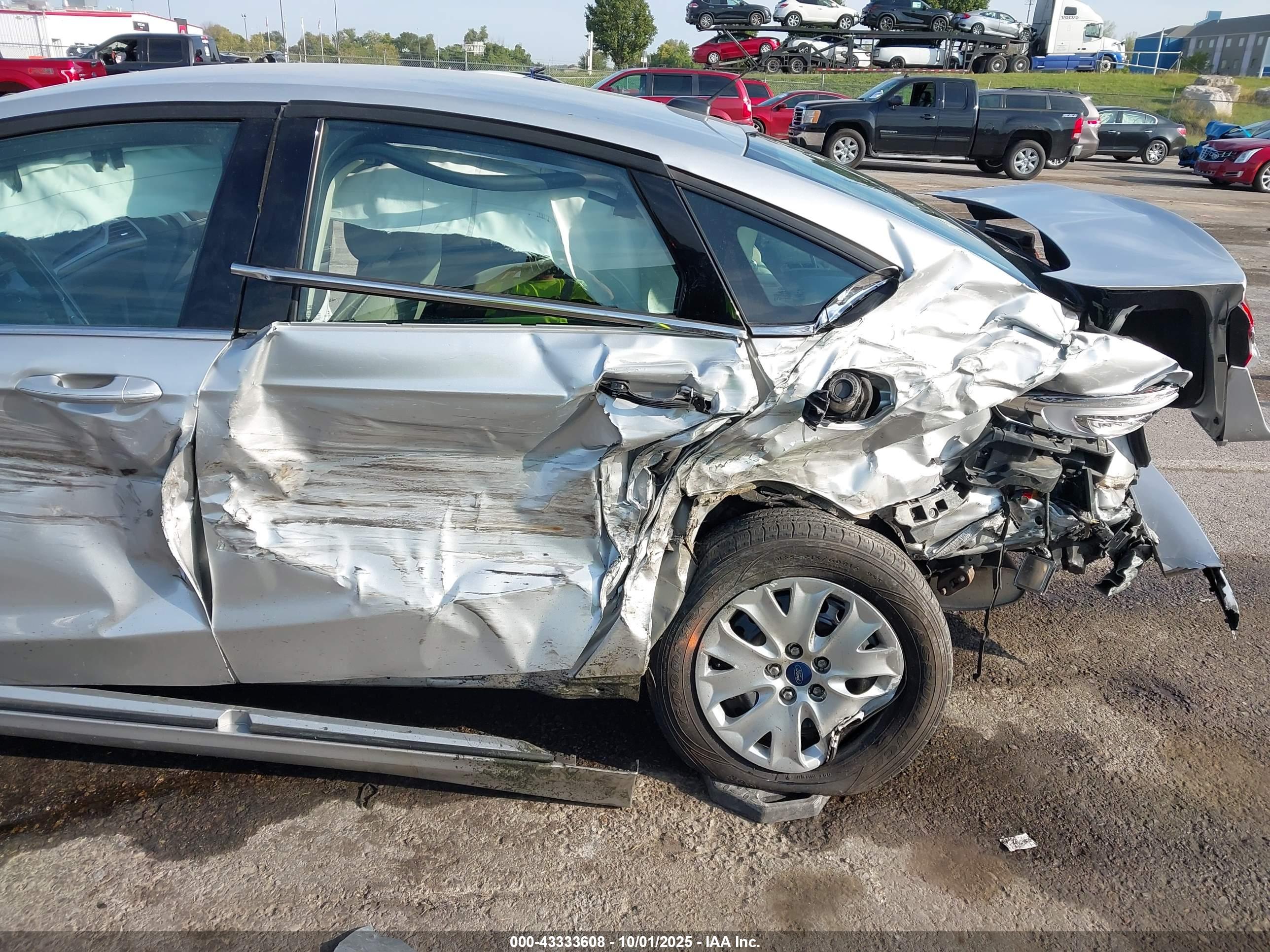 FORD FUSION image 6