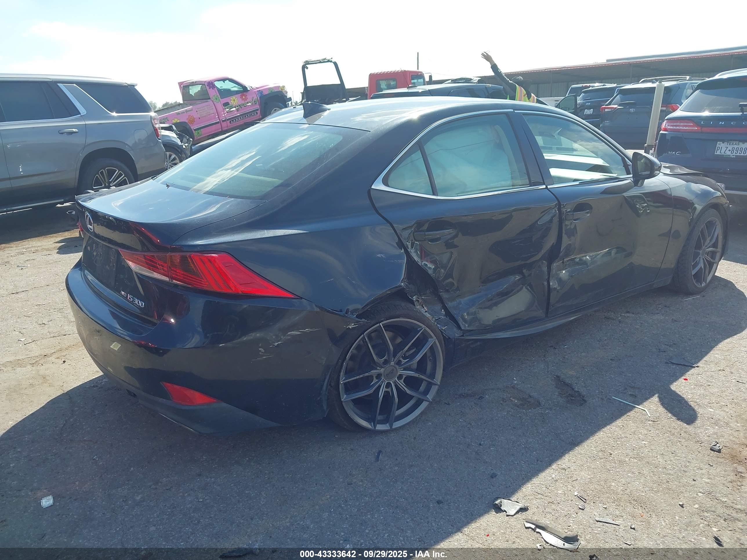 LEXUS IS image 4