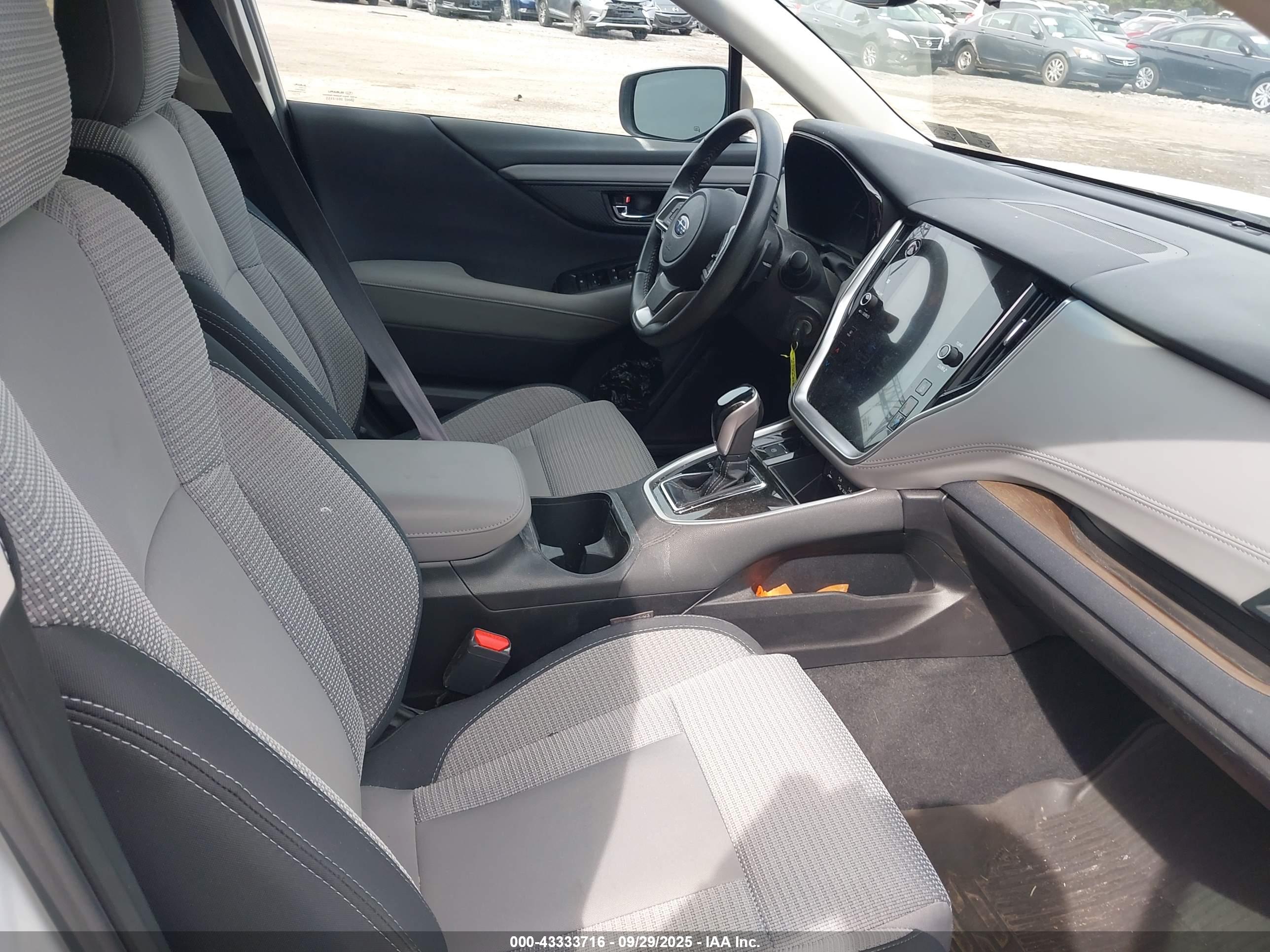 SUBARU OUTBACK image 5