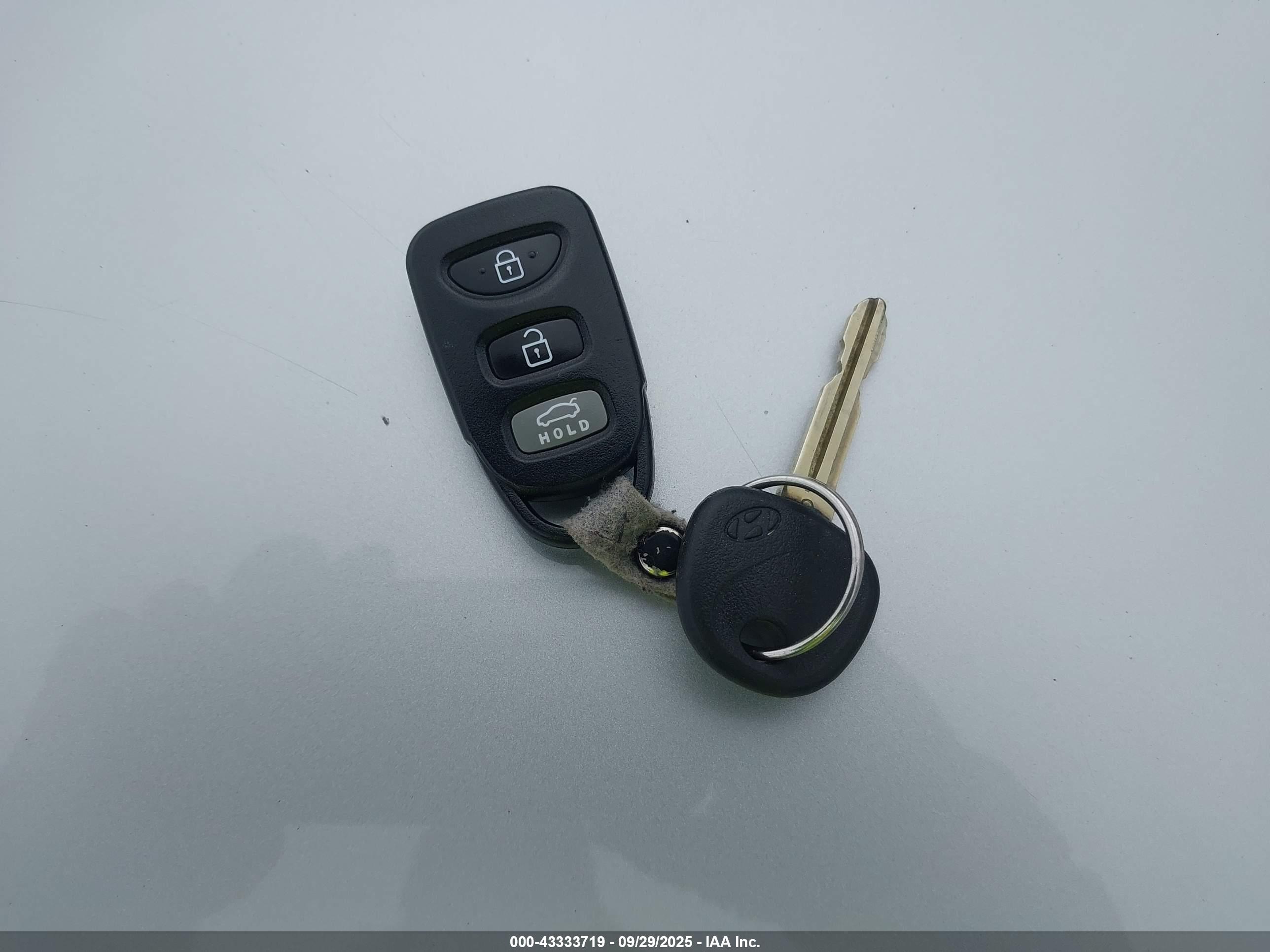 HYUNDAI ELANTRA image 11