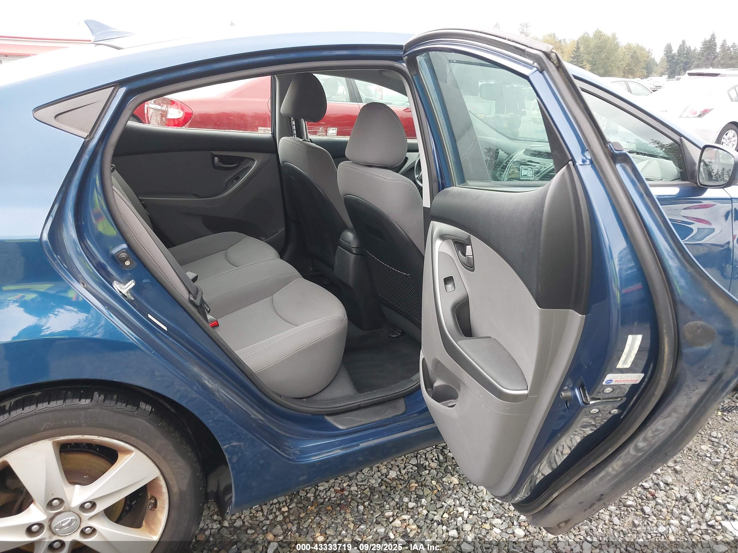 HYUNDAI ELANTRA image 8