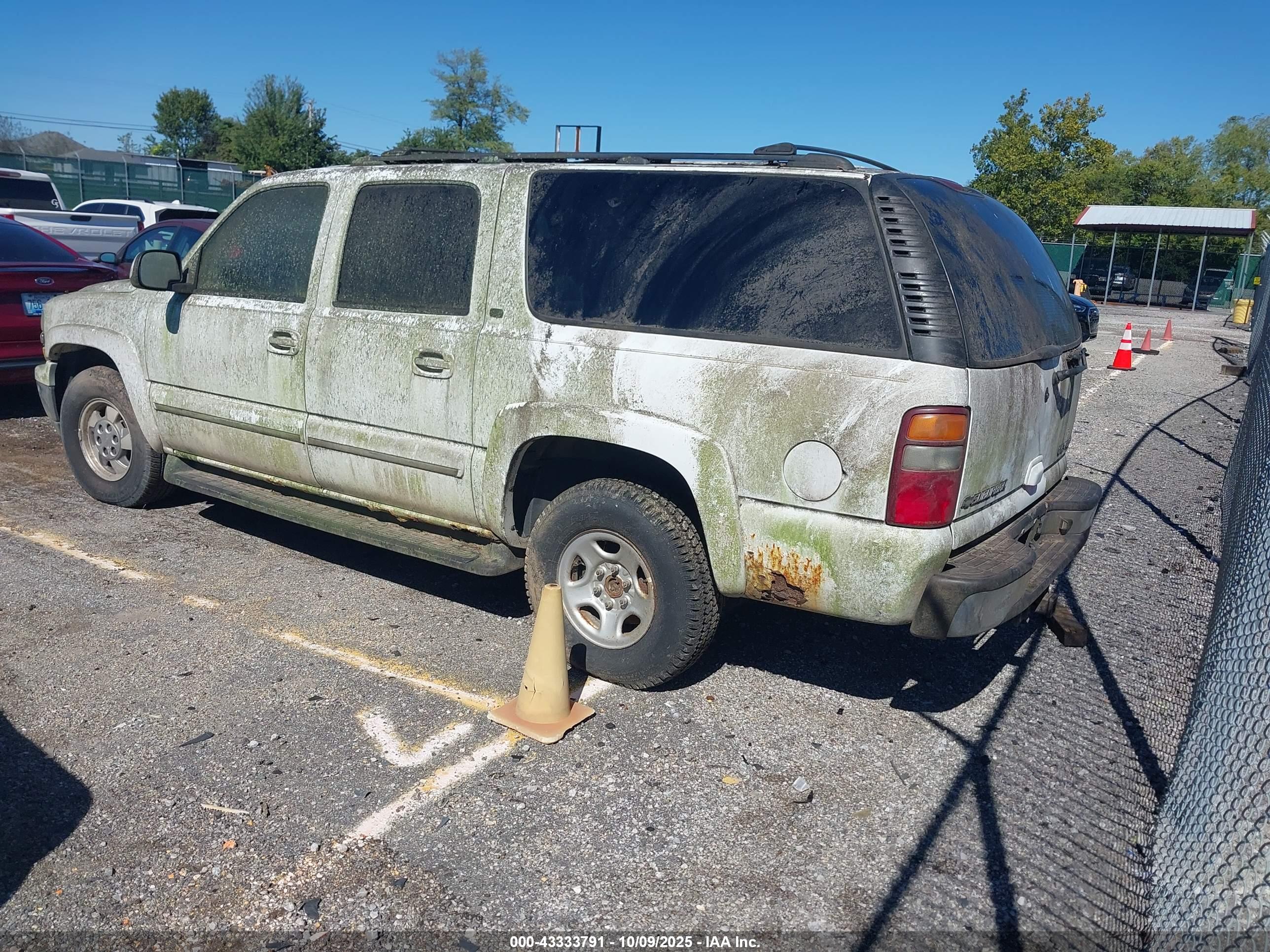 CHEVROLET SUBURBAN image 3