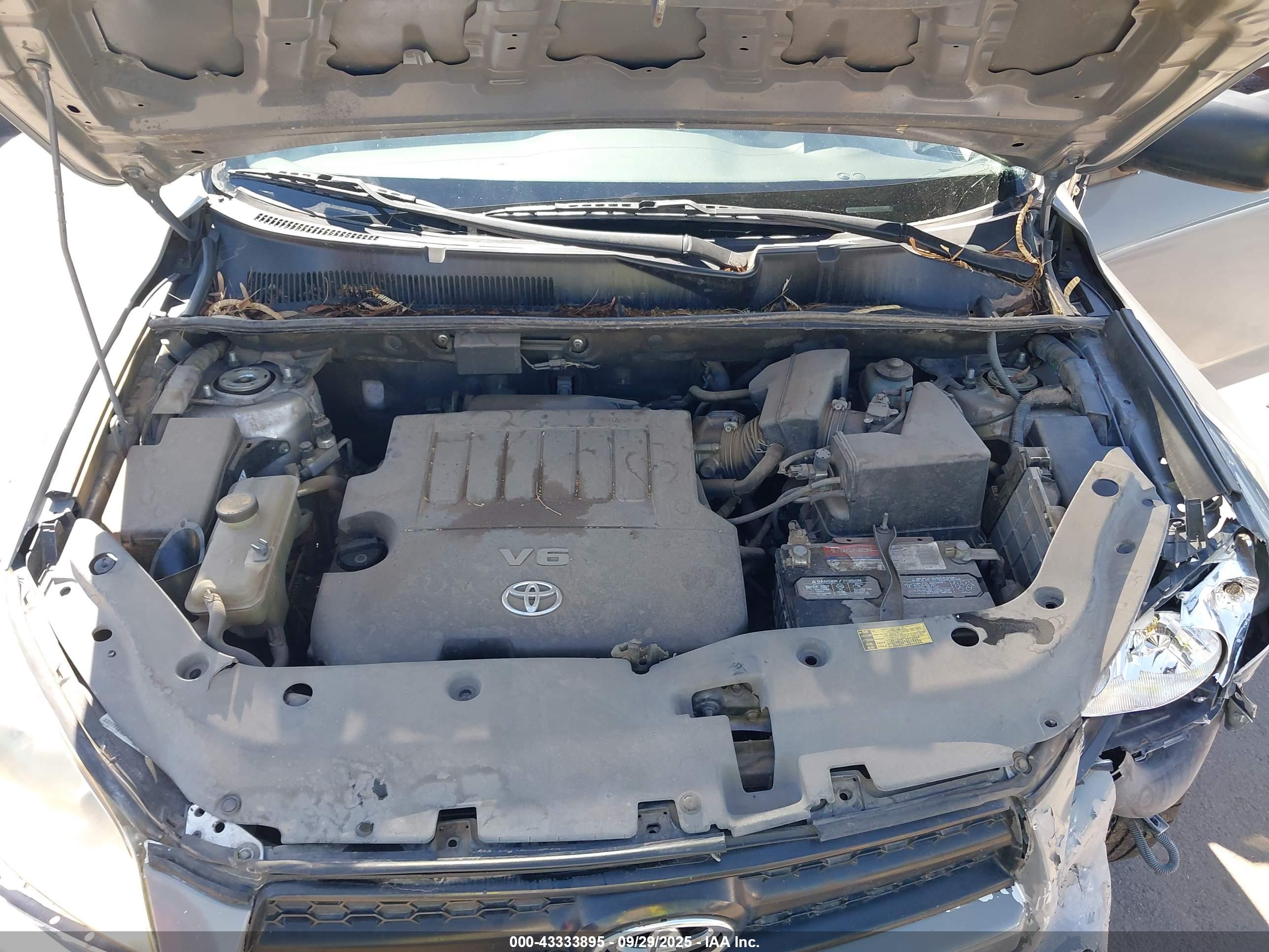 TOYOTA RAV4 image 10