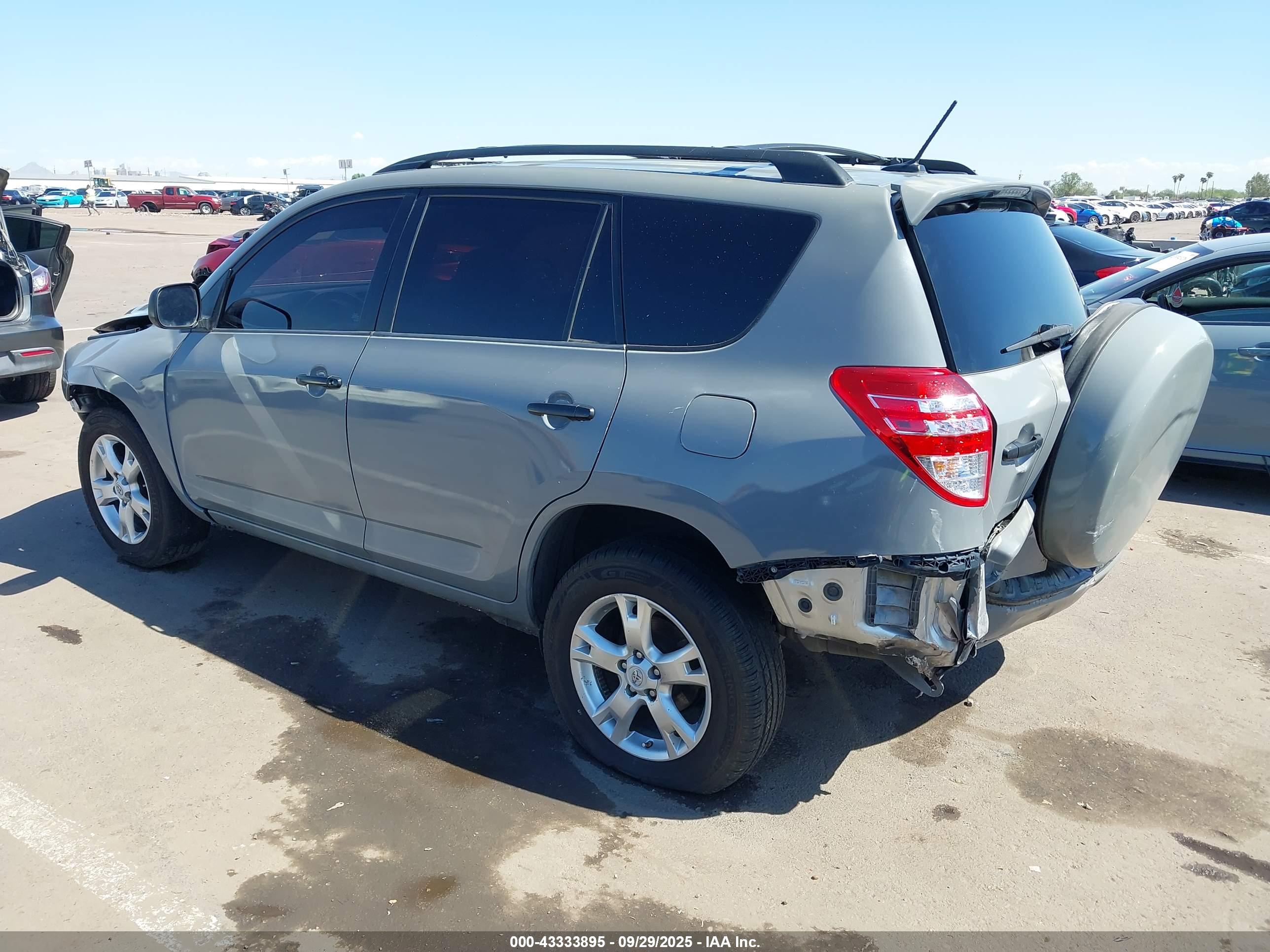 TOYOTA RAV4 image 3