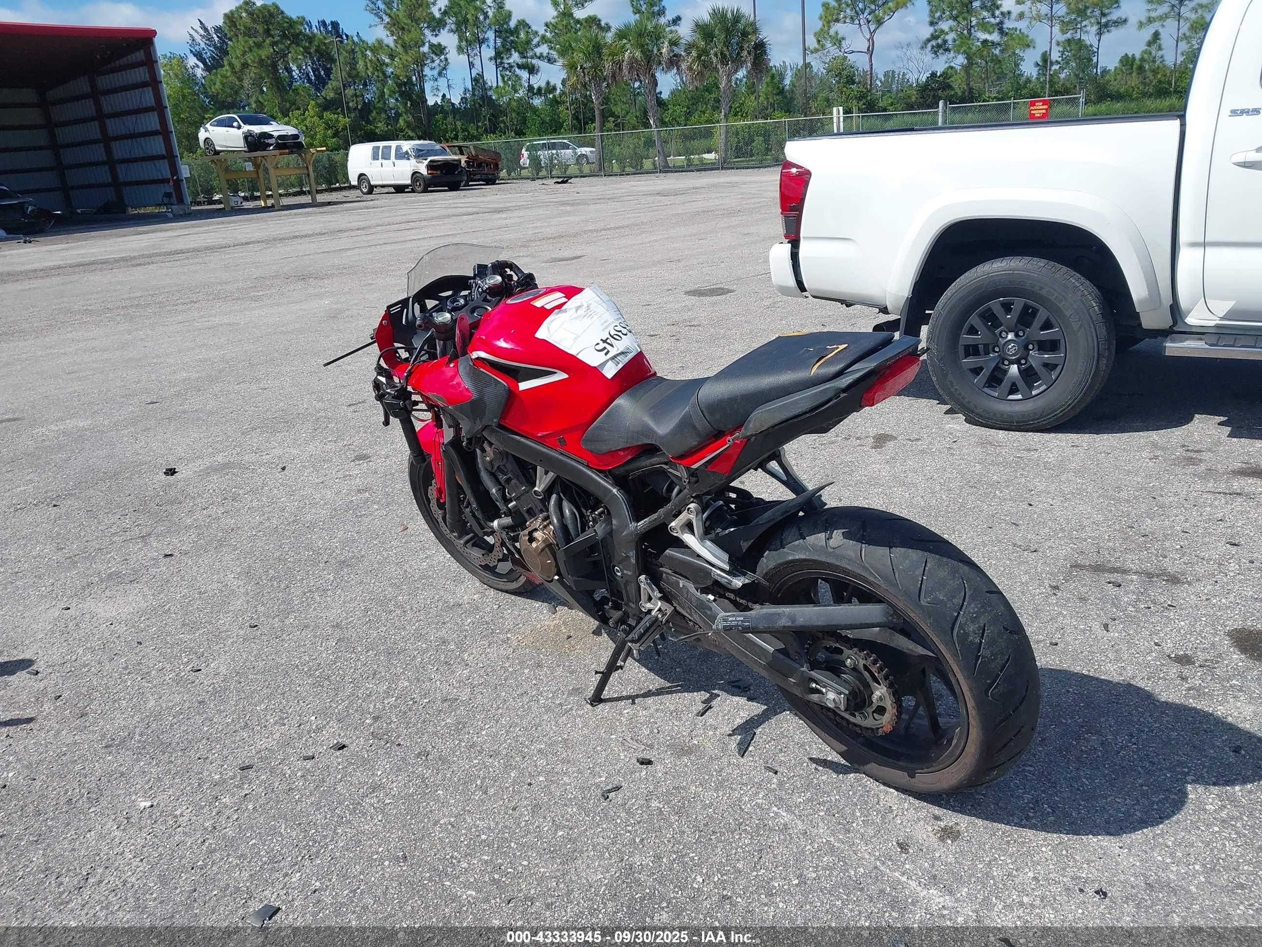 HONDA CBR650 image 3