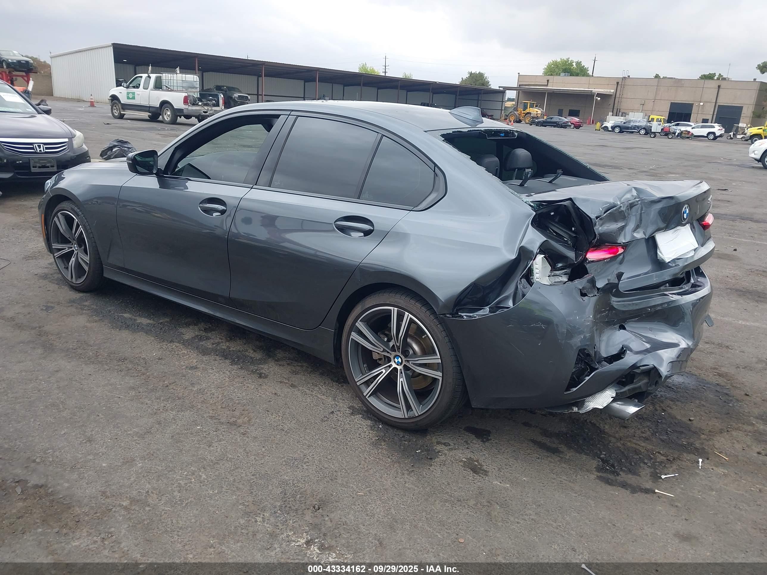 BMW 330I image 3
