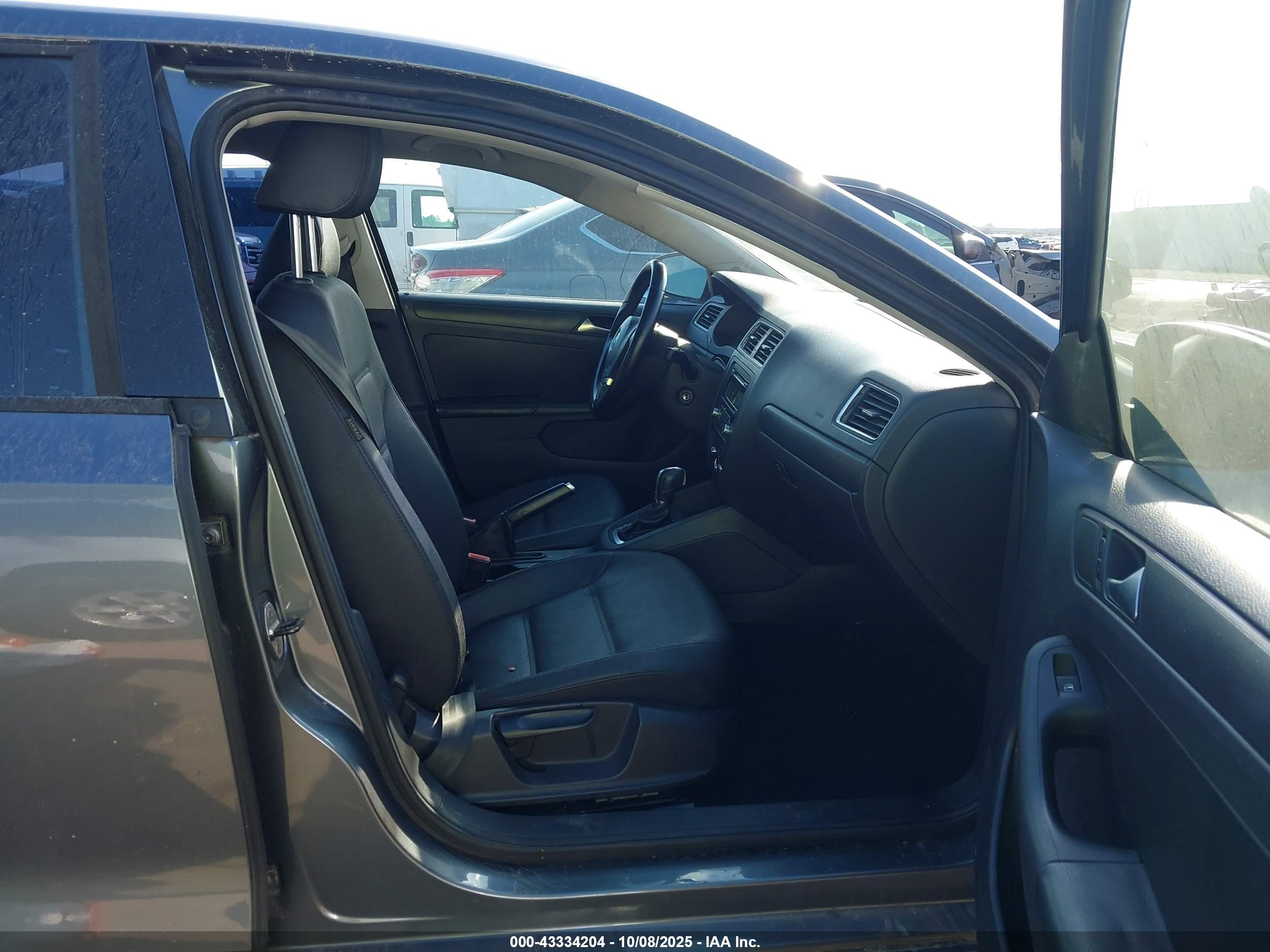VOLKSWAGEN JETTA image 5