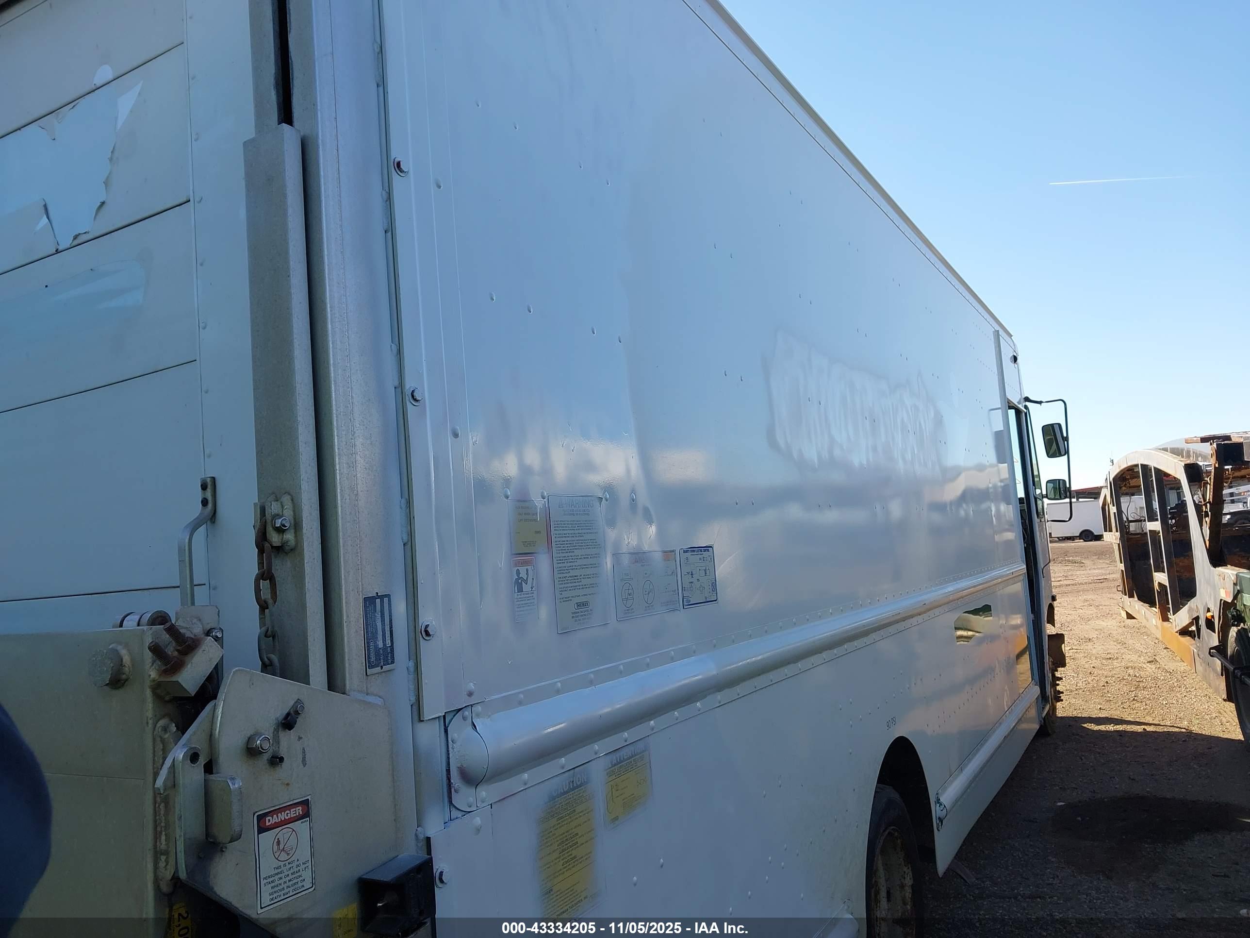 FREIGHTLINER CHASSIS image 4