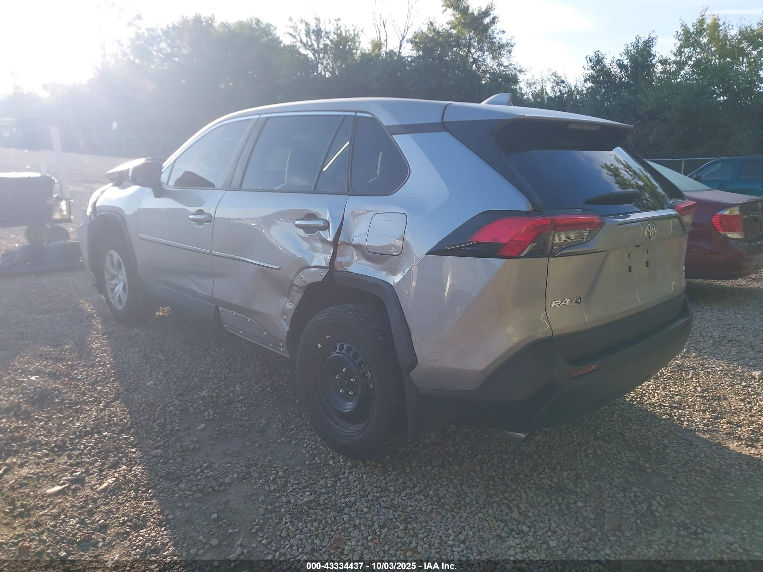 TOYOTA RAV4 image 3