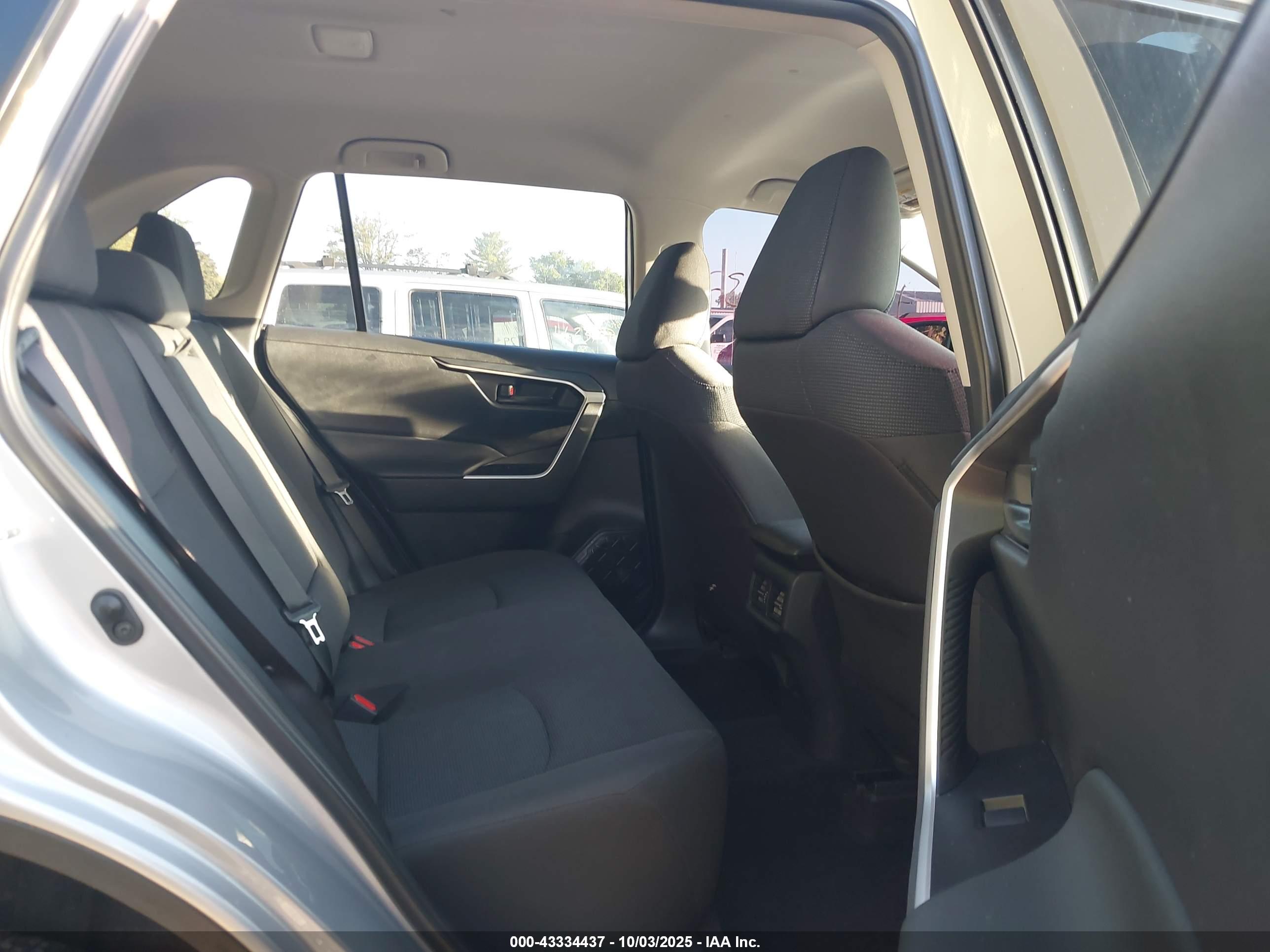 TOYOTA RAV4 image 8
