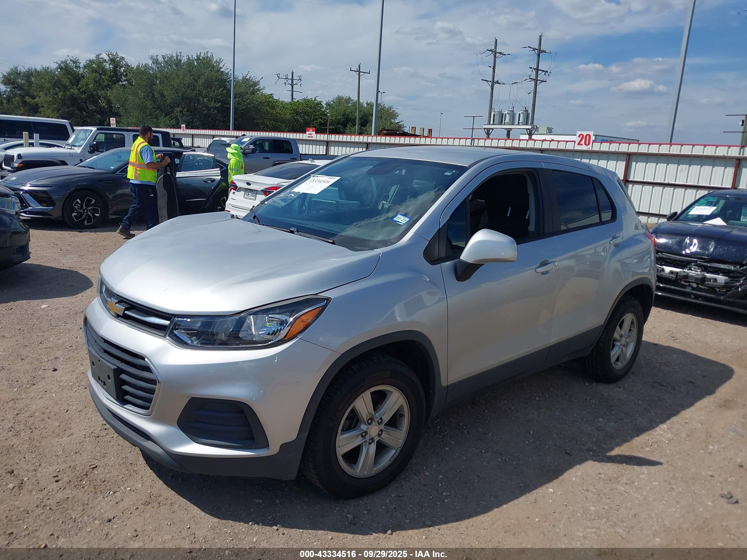 CHEVROLET TRAX image 2