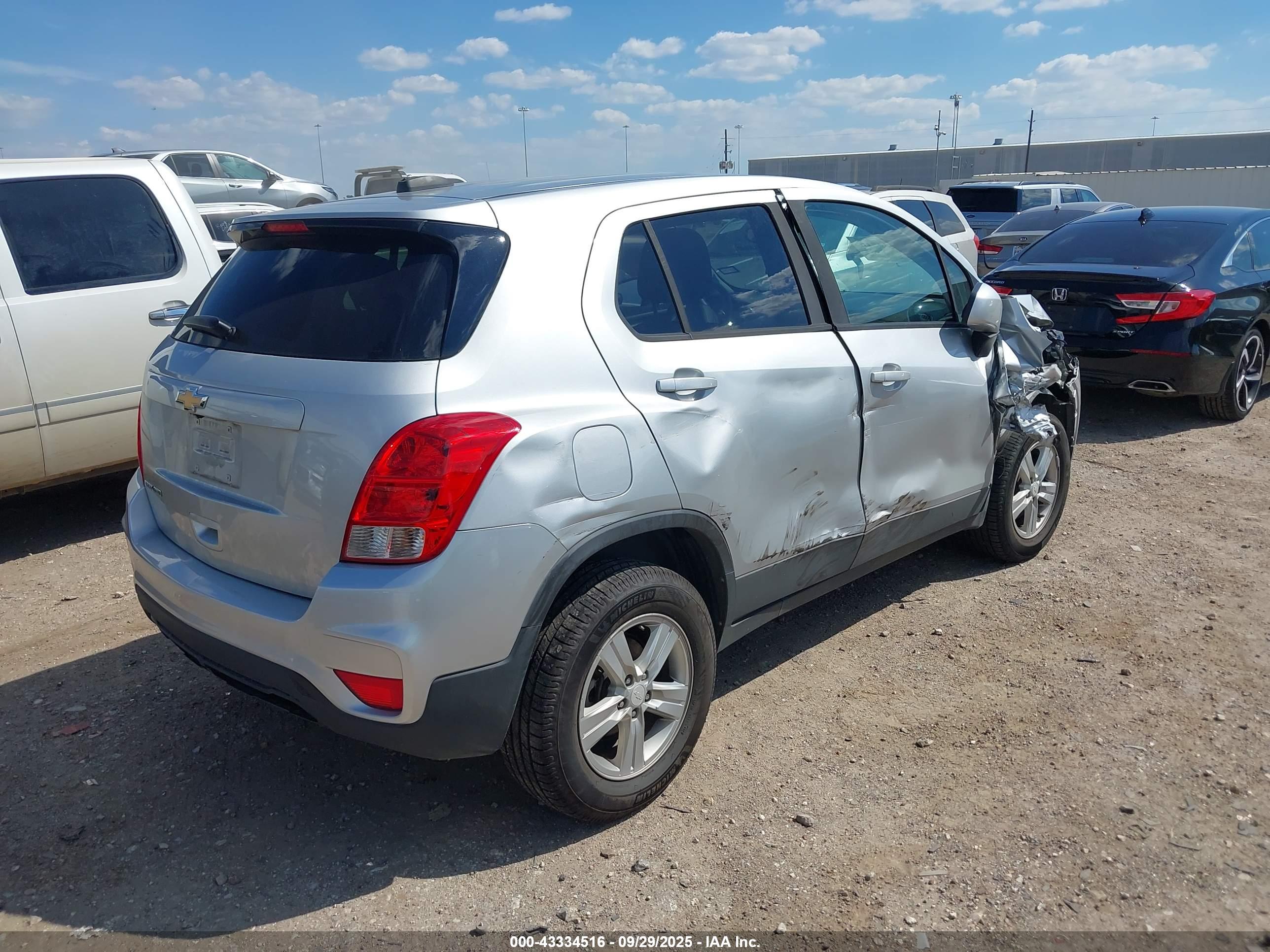 CHEVROLET TRAX image 4