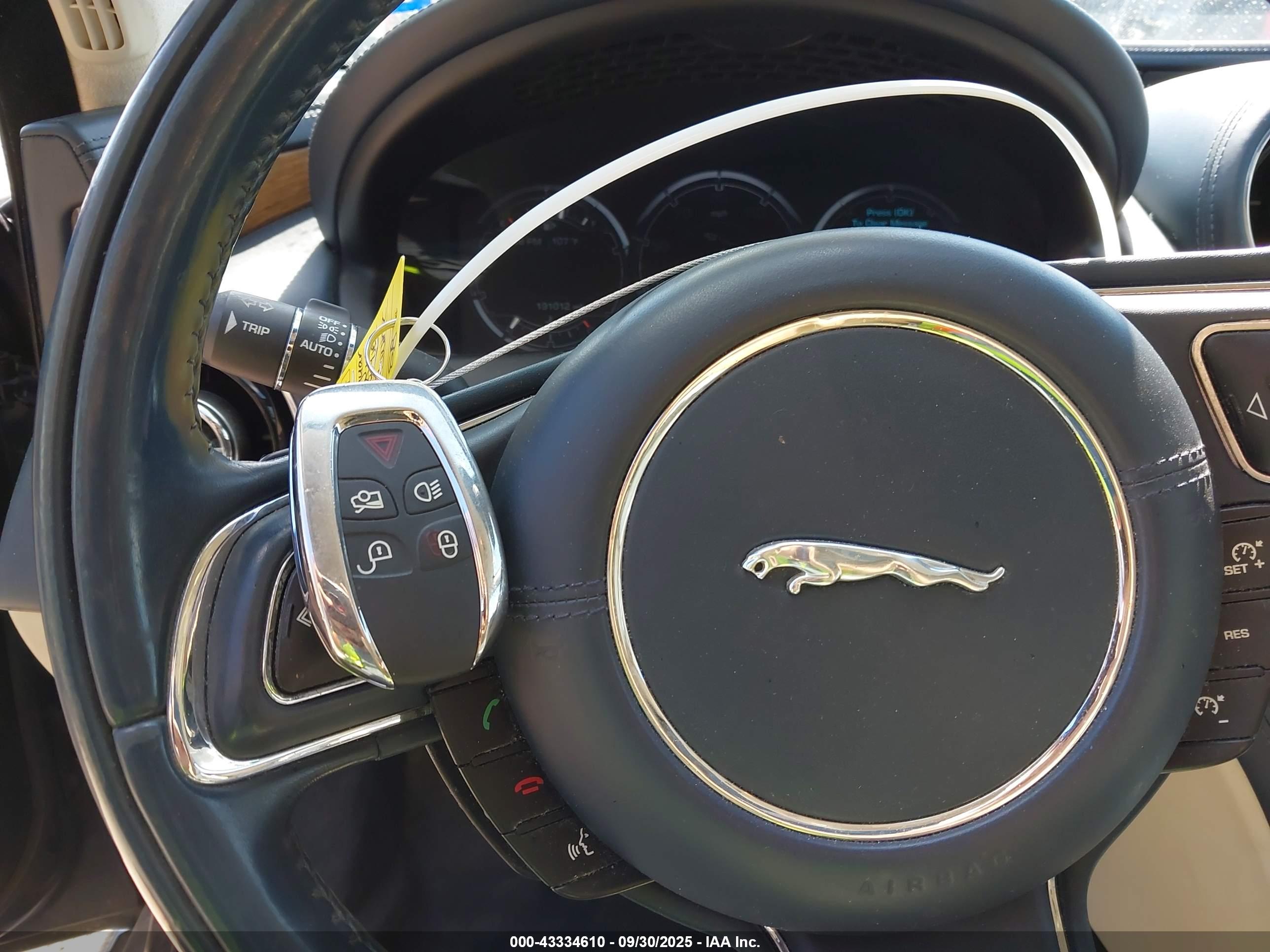 JAGUAR XJ image 11