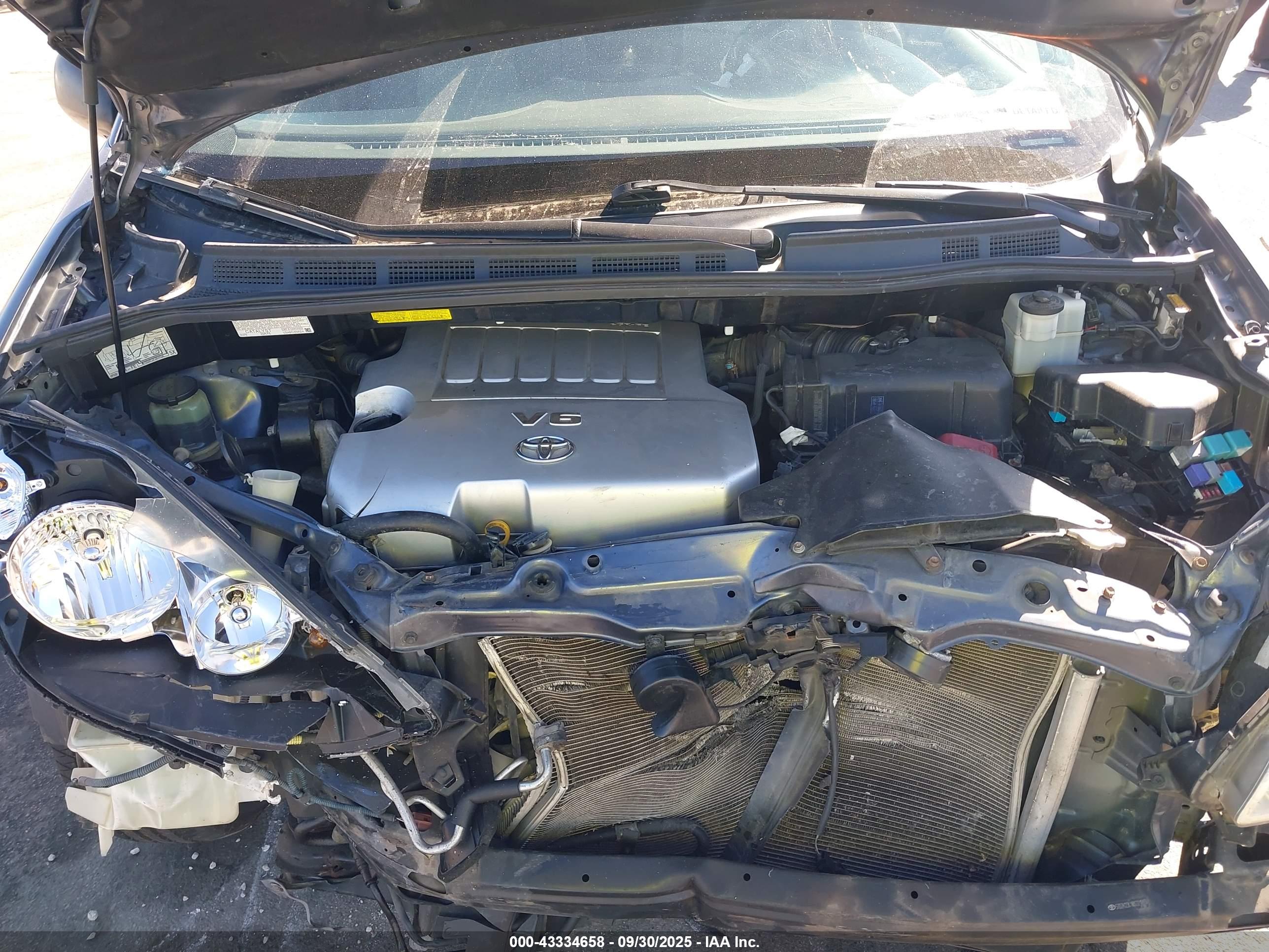 TOYOTA SIENNA image 10