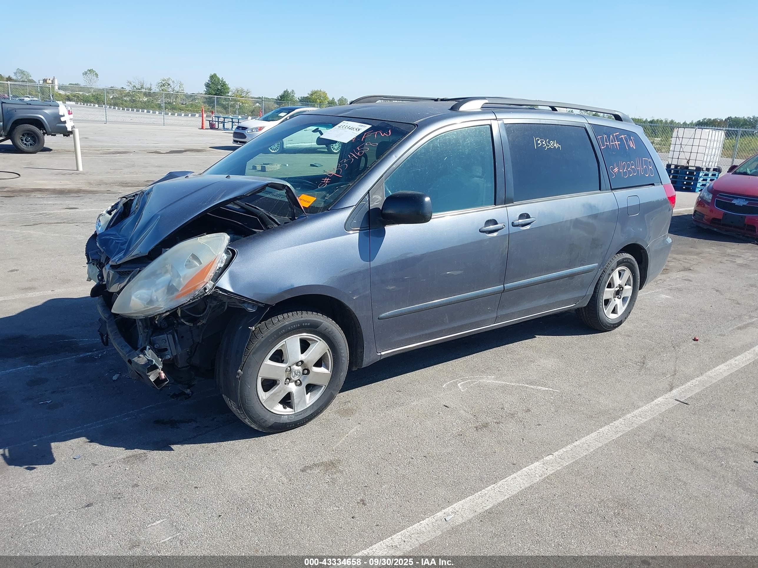 TOYOTA SIENNA image 2