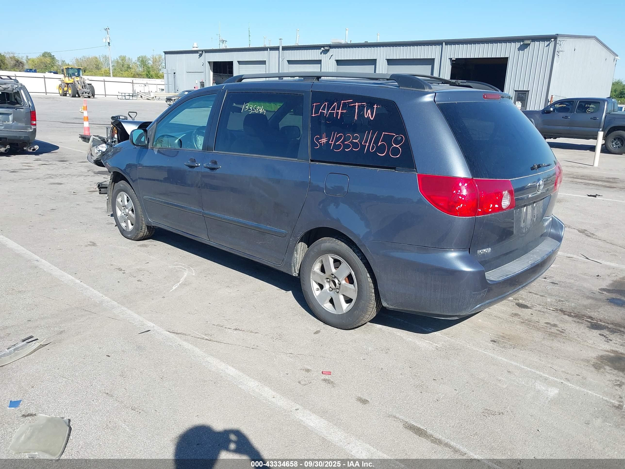 TOYOTA SIENNA image 3