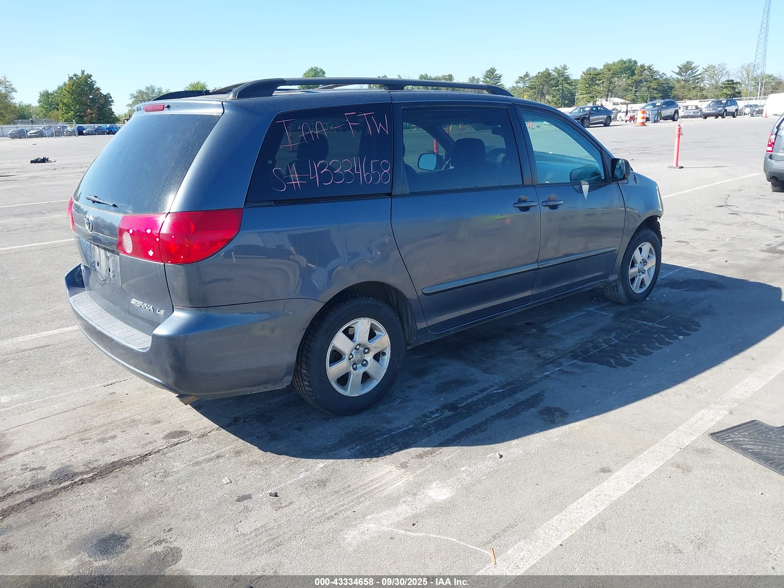 TOYOTA SIENNA image 4