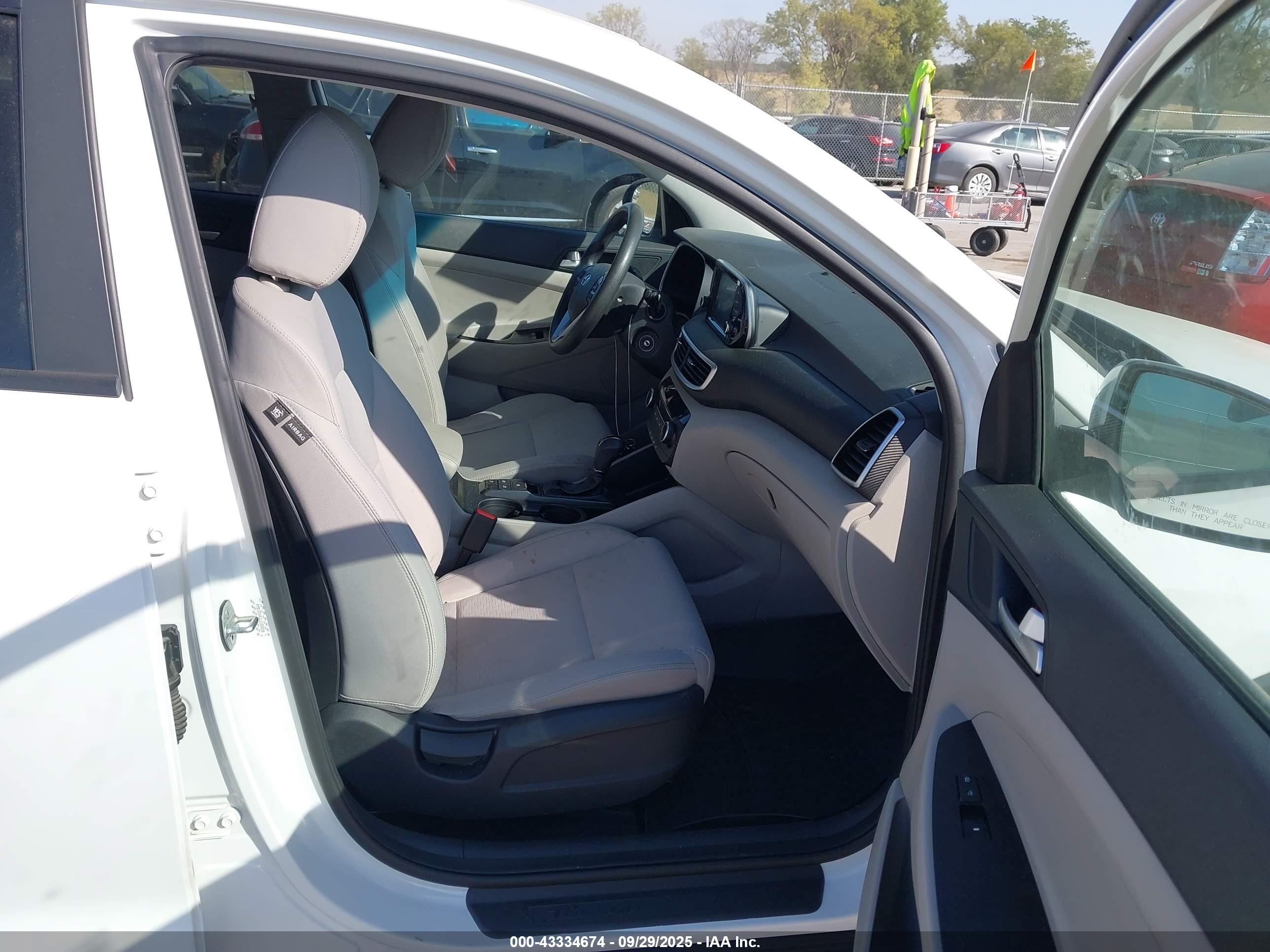 HYUNDAI TUCSON image 5