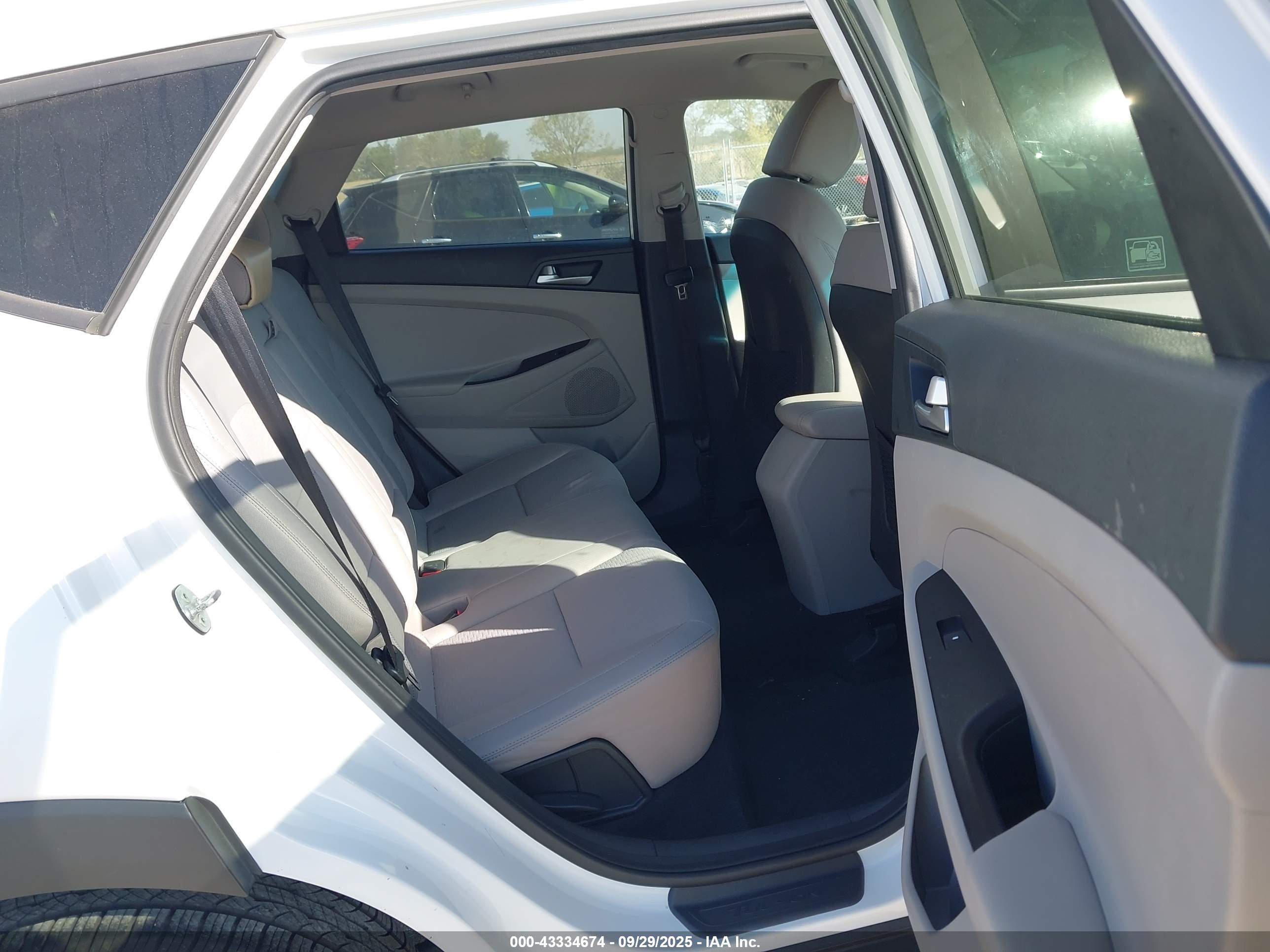 HYUNDAI TUCSON image 8