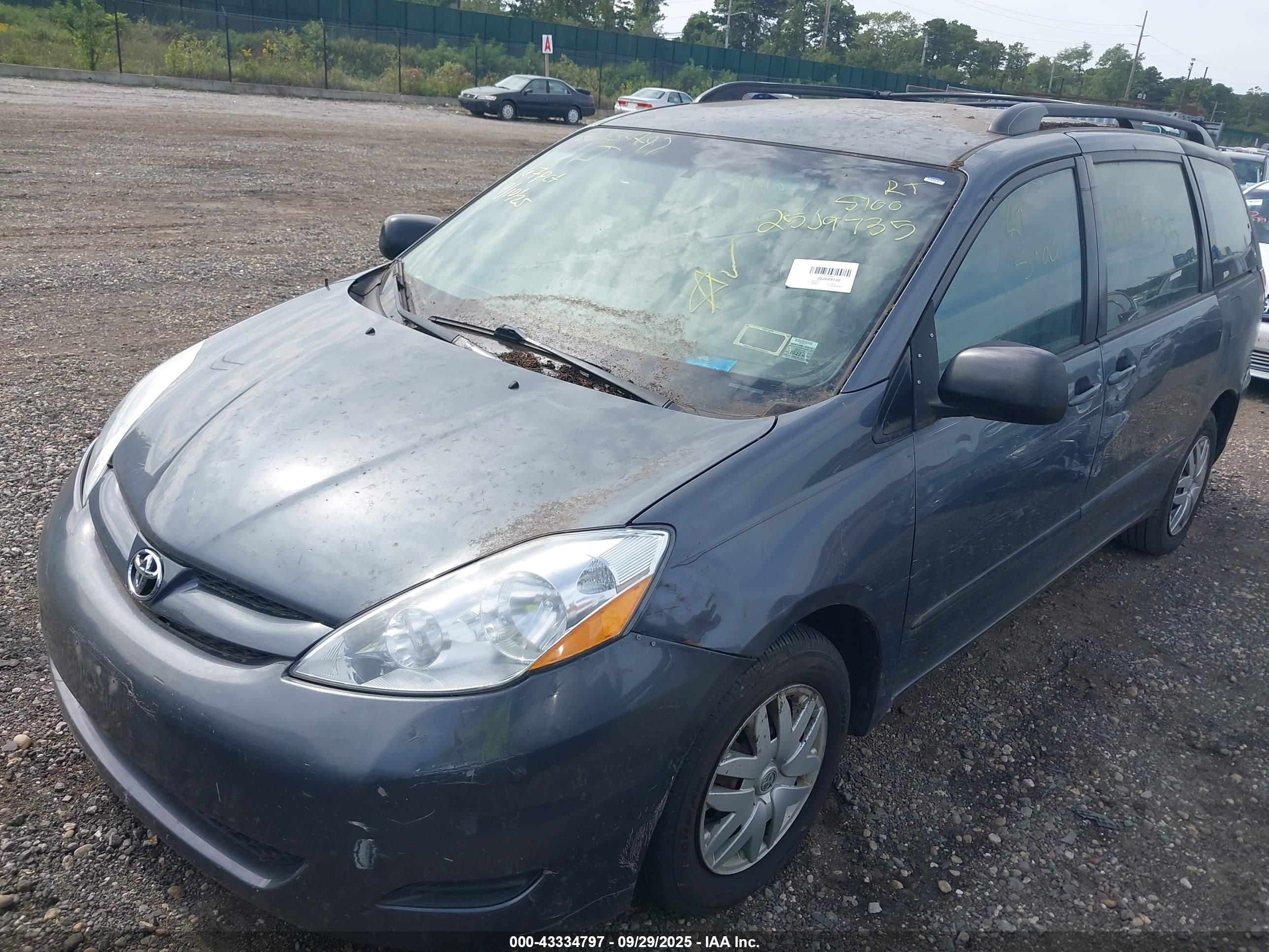 TOYOTA SIENNA image 2
