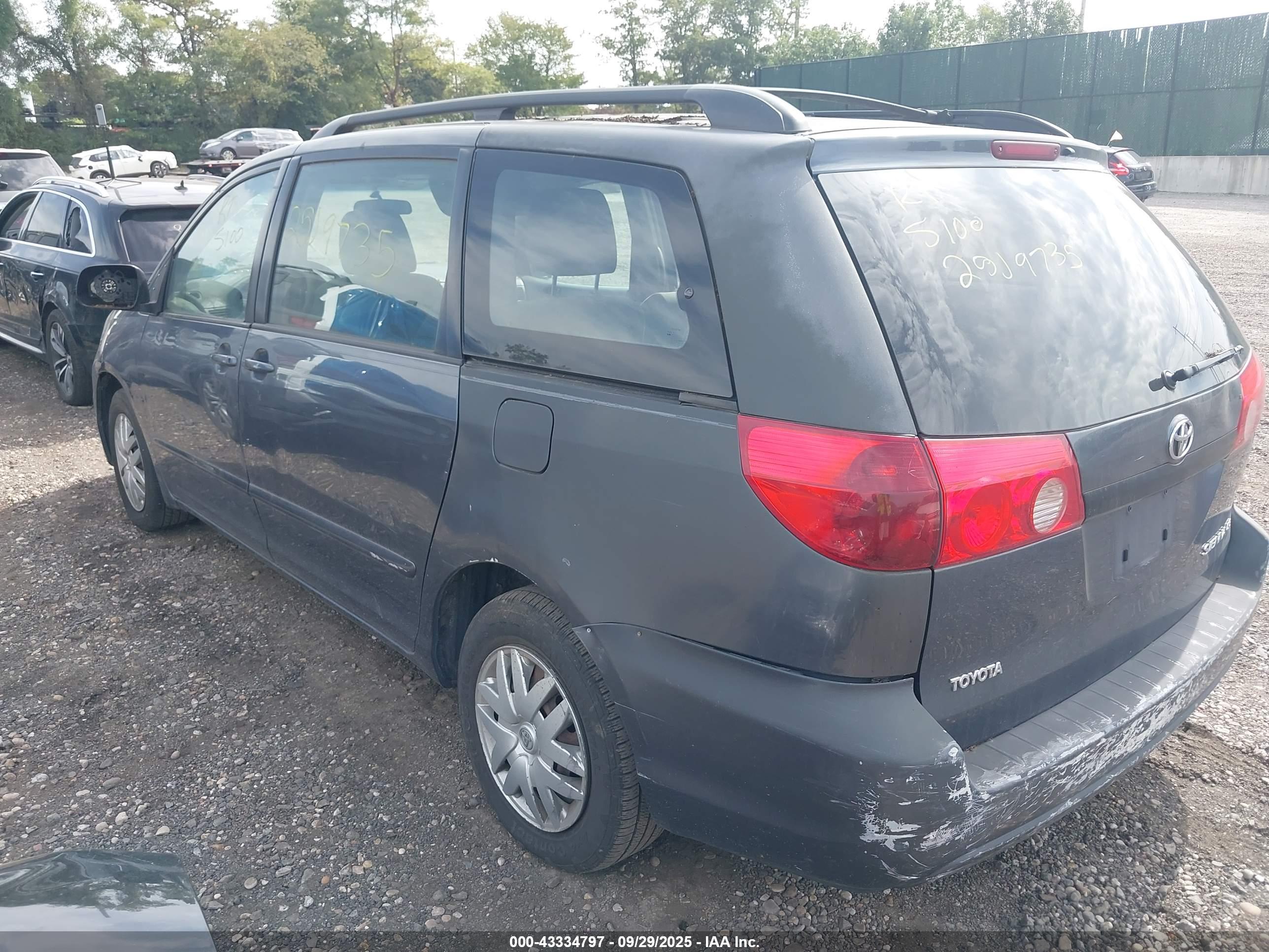 TOYOTA SIENNA image 3