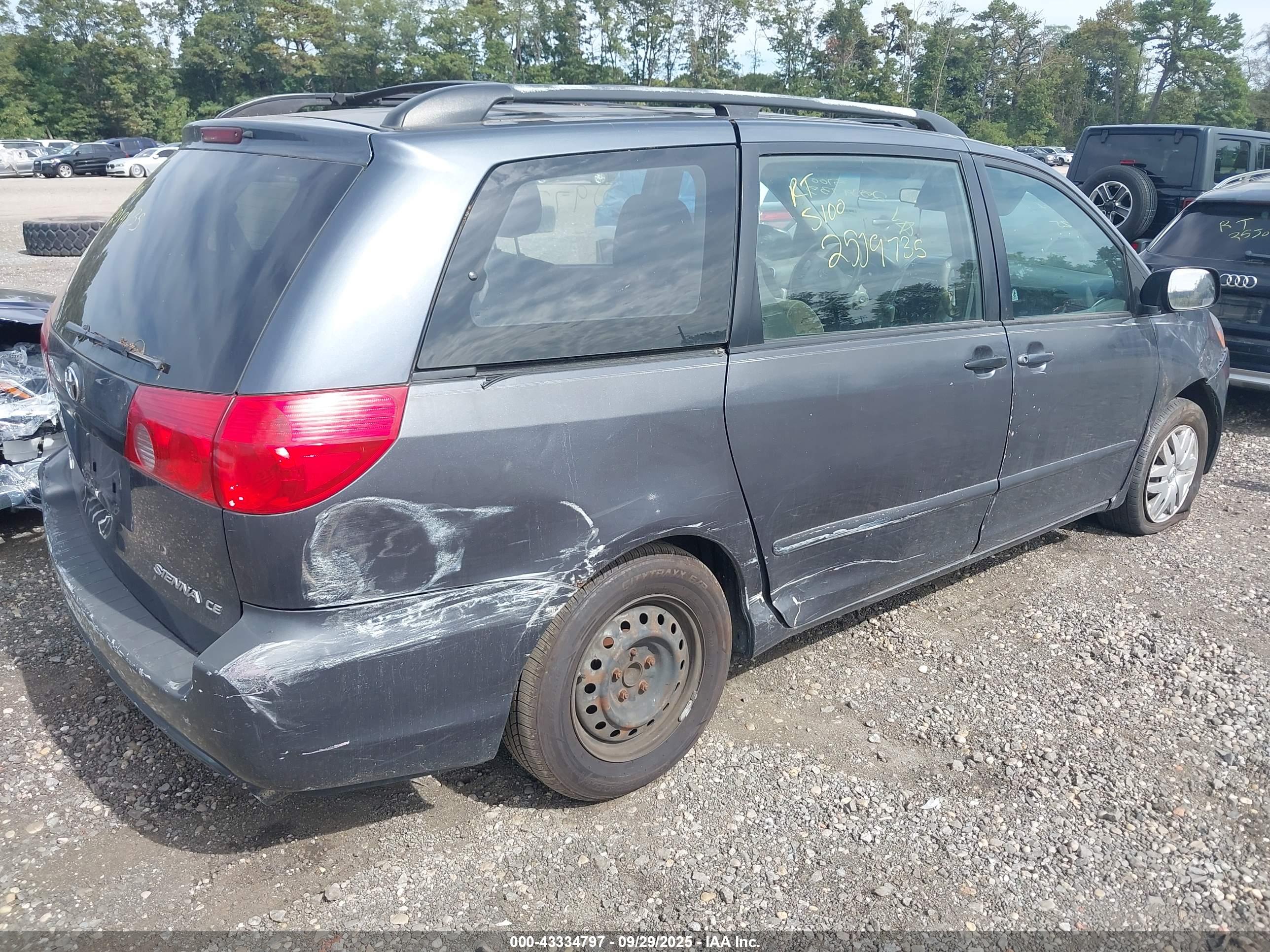 TOYOTA SIENNA image 4