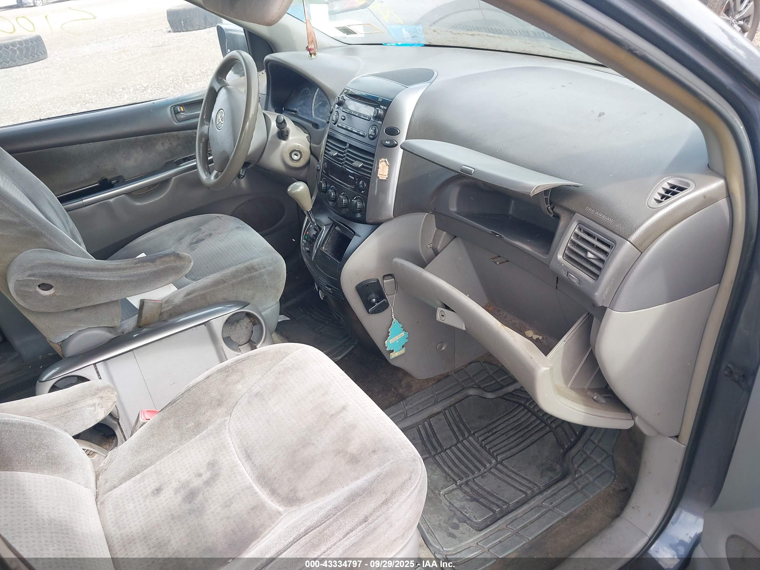 TOYOTA SIENNA image 5