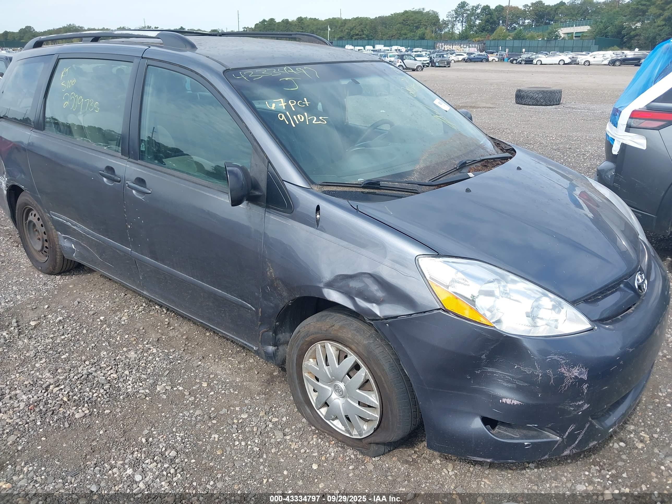 TOYOTA SIENNA image 6
