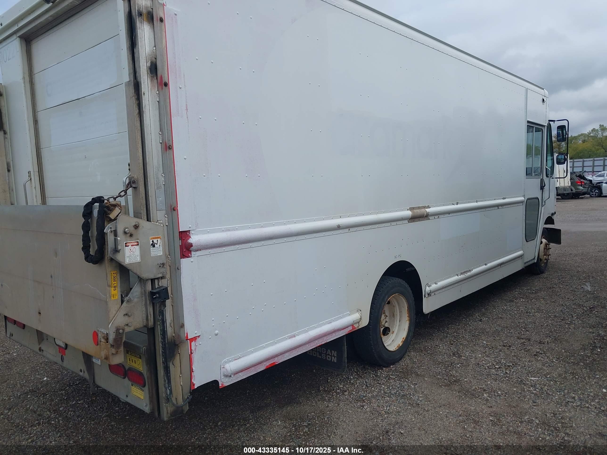FREIGHTLINER CHASSIS image 4