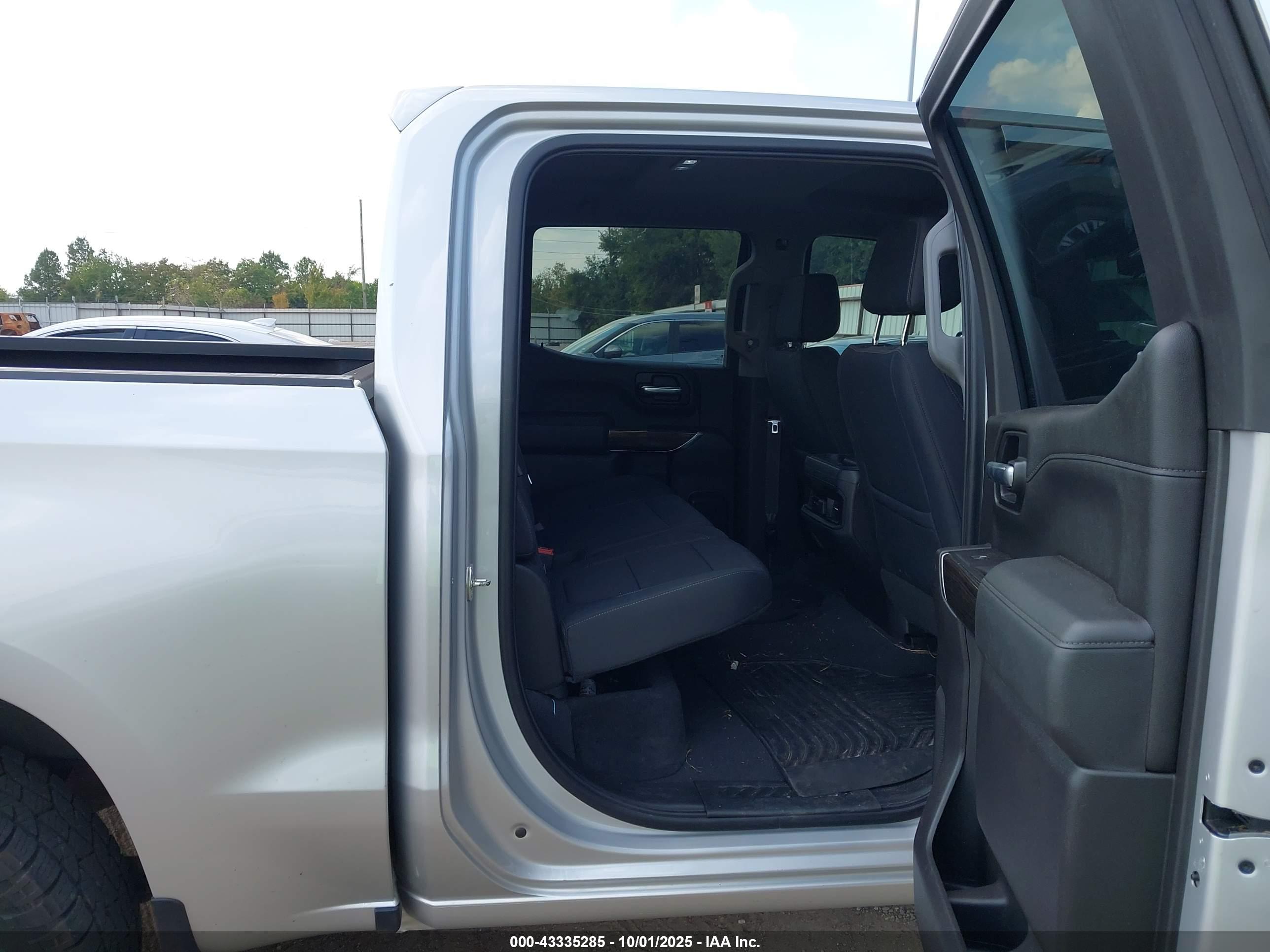 CHEVROLET SILVERADO image 8