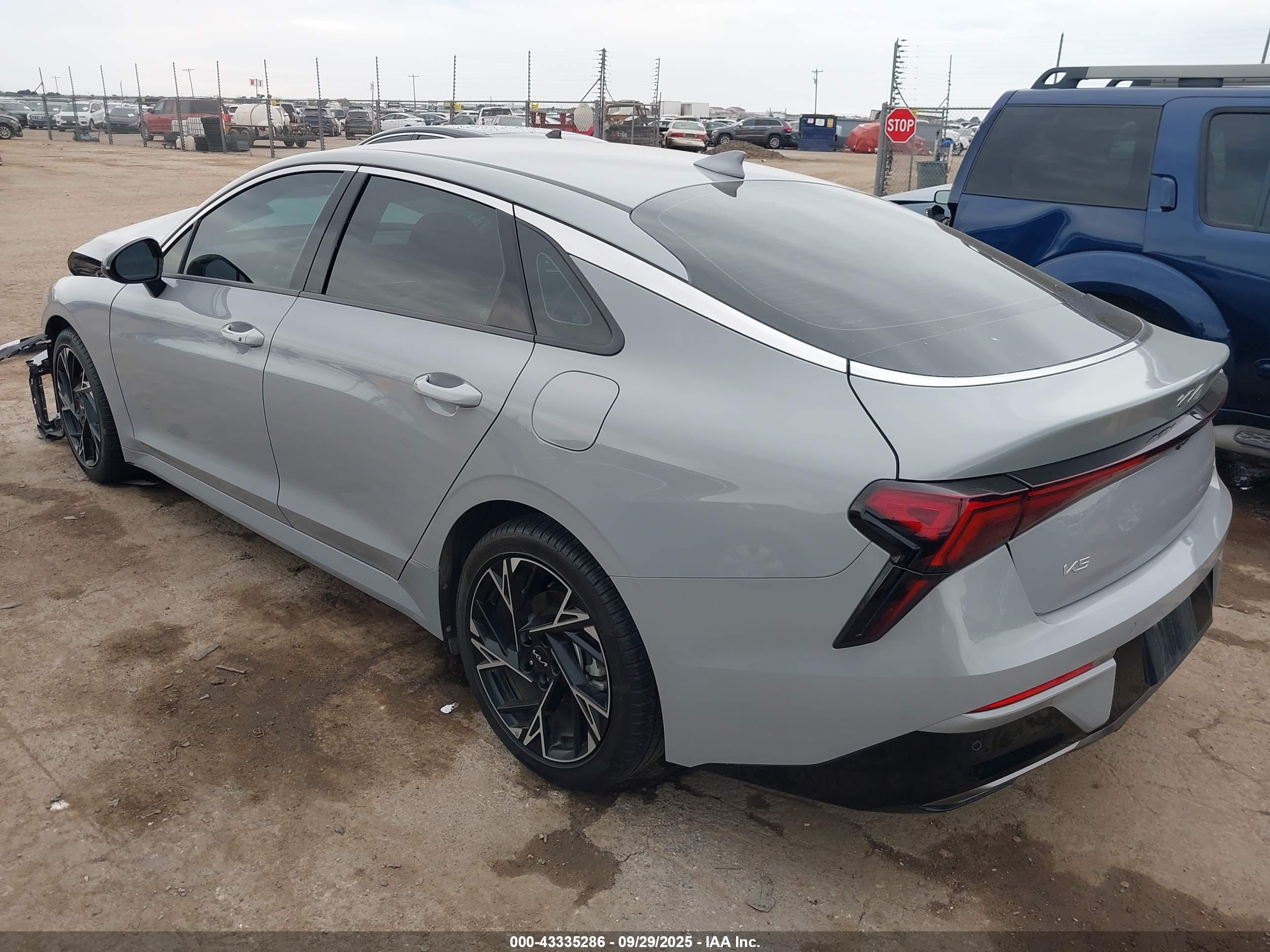 KIA K5 image 3
