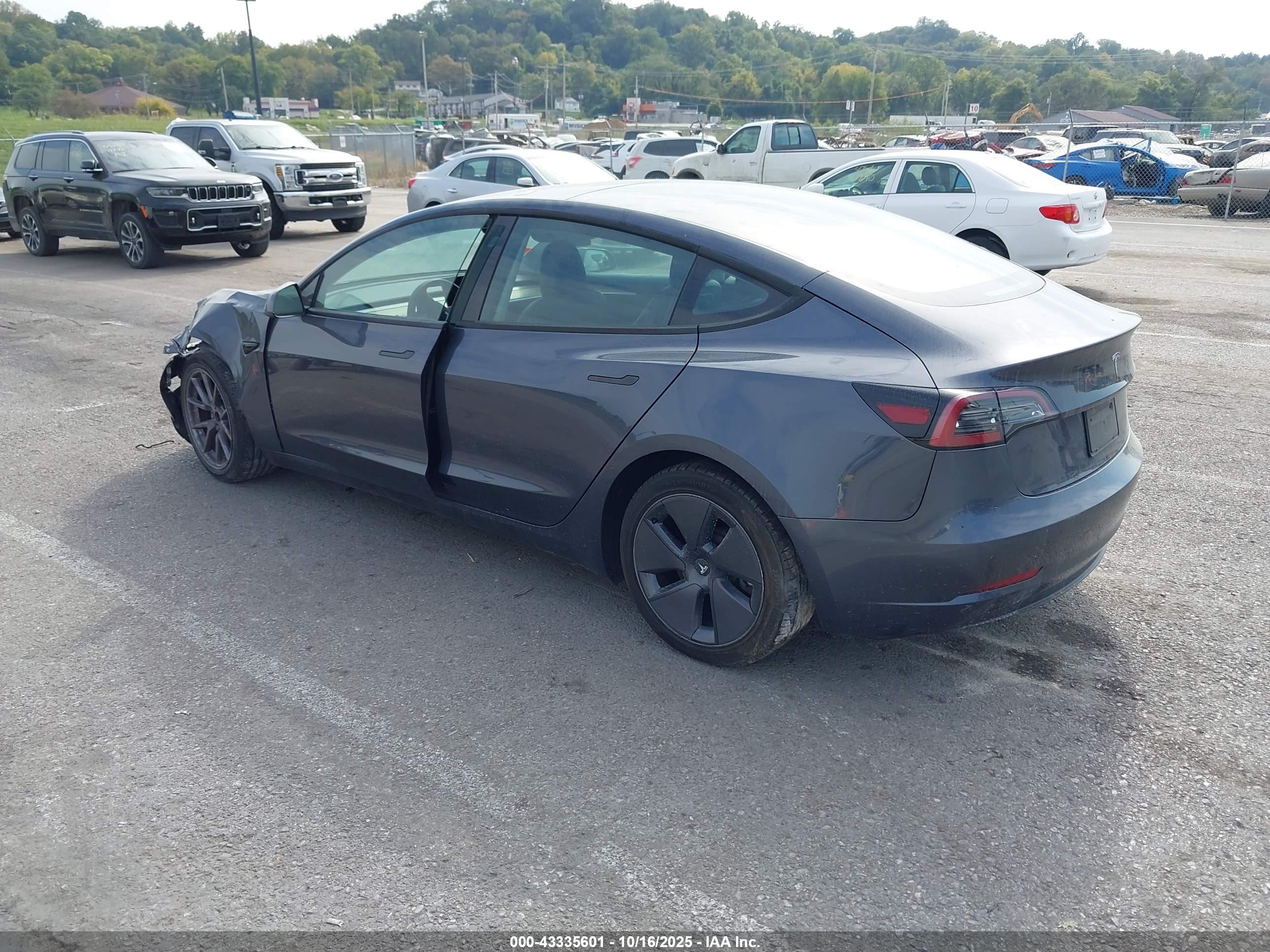TESLA MODEL image 3