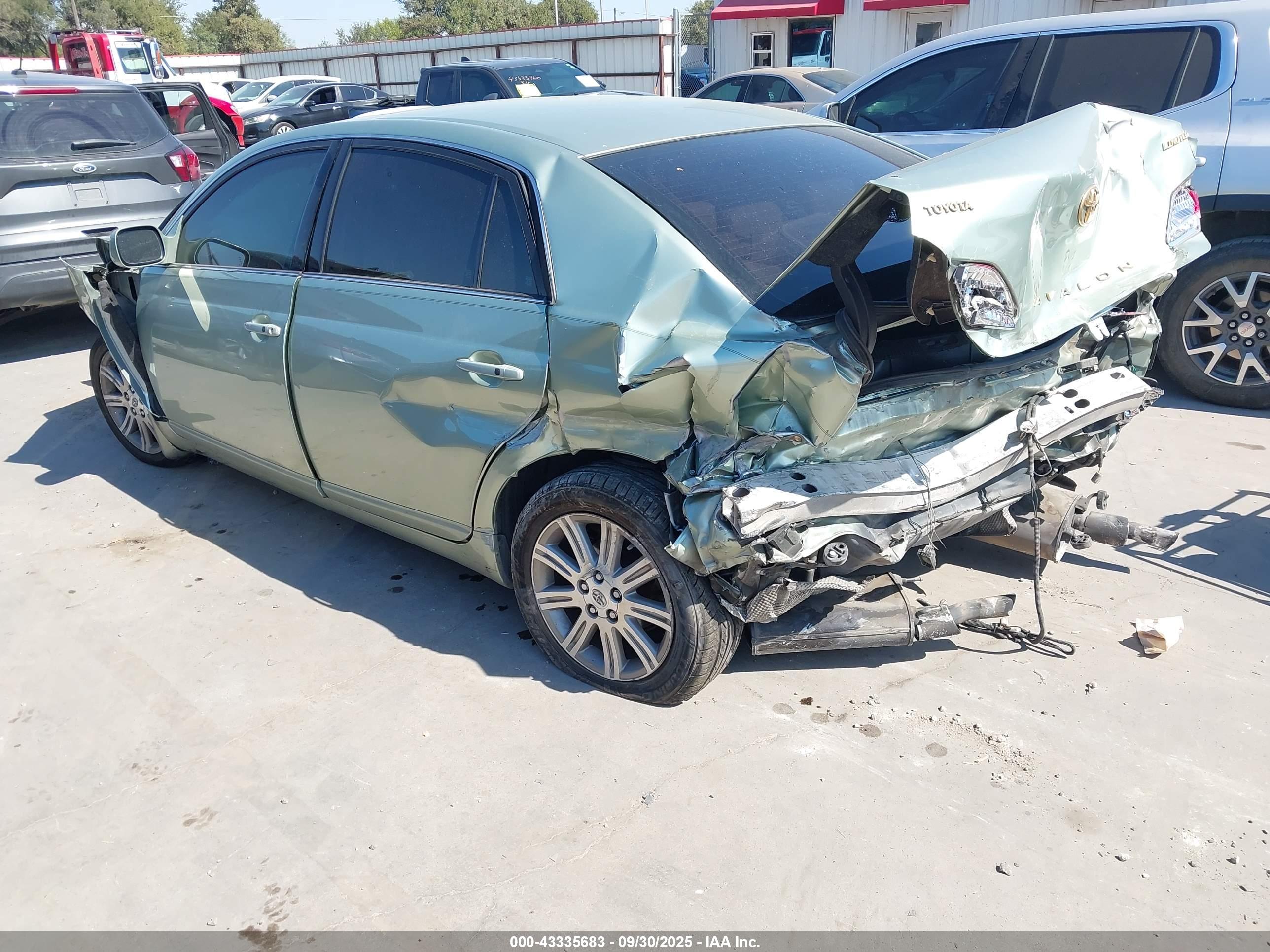 TOYOTA AVALON image 3
