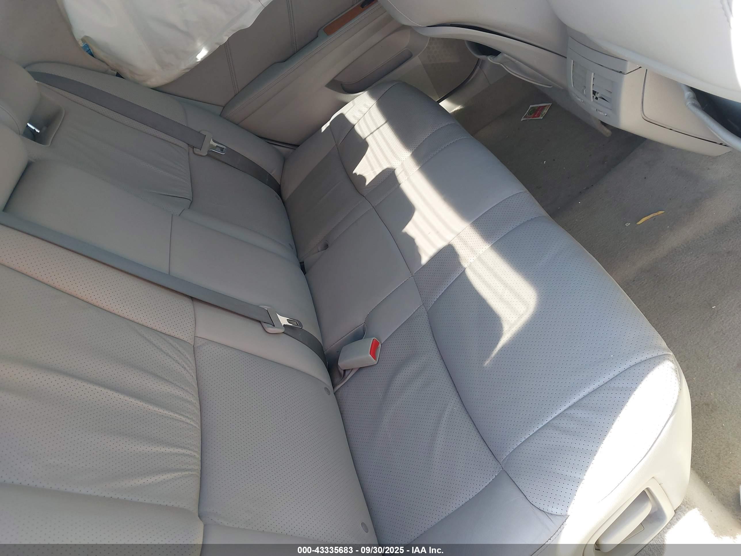 TOYOTA AVALON image 8