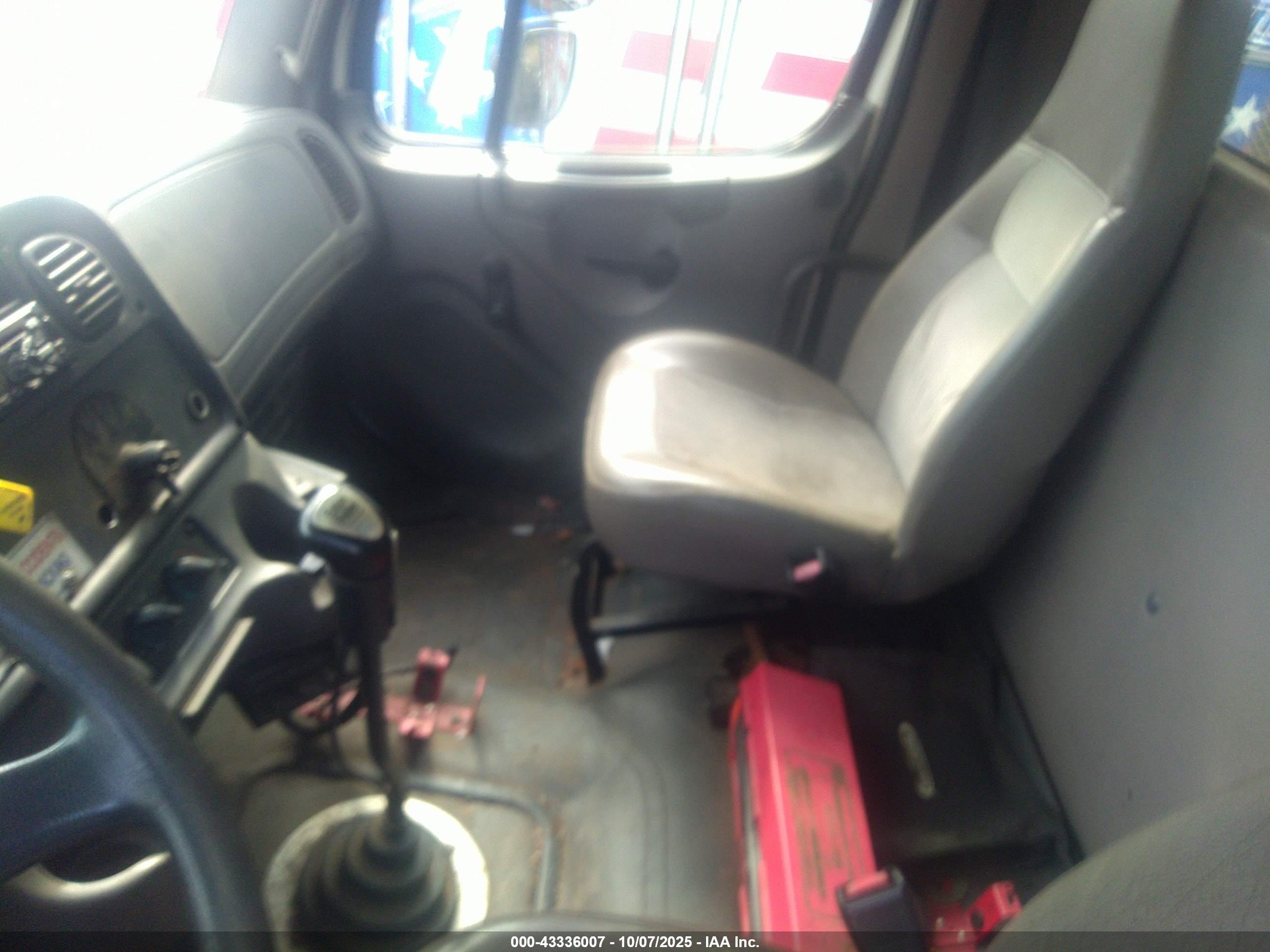 FREIGHTLINER M2 image 7