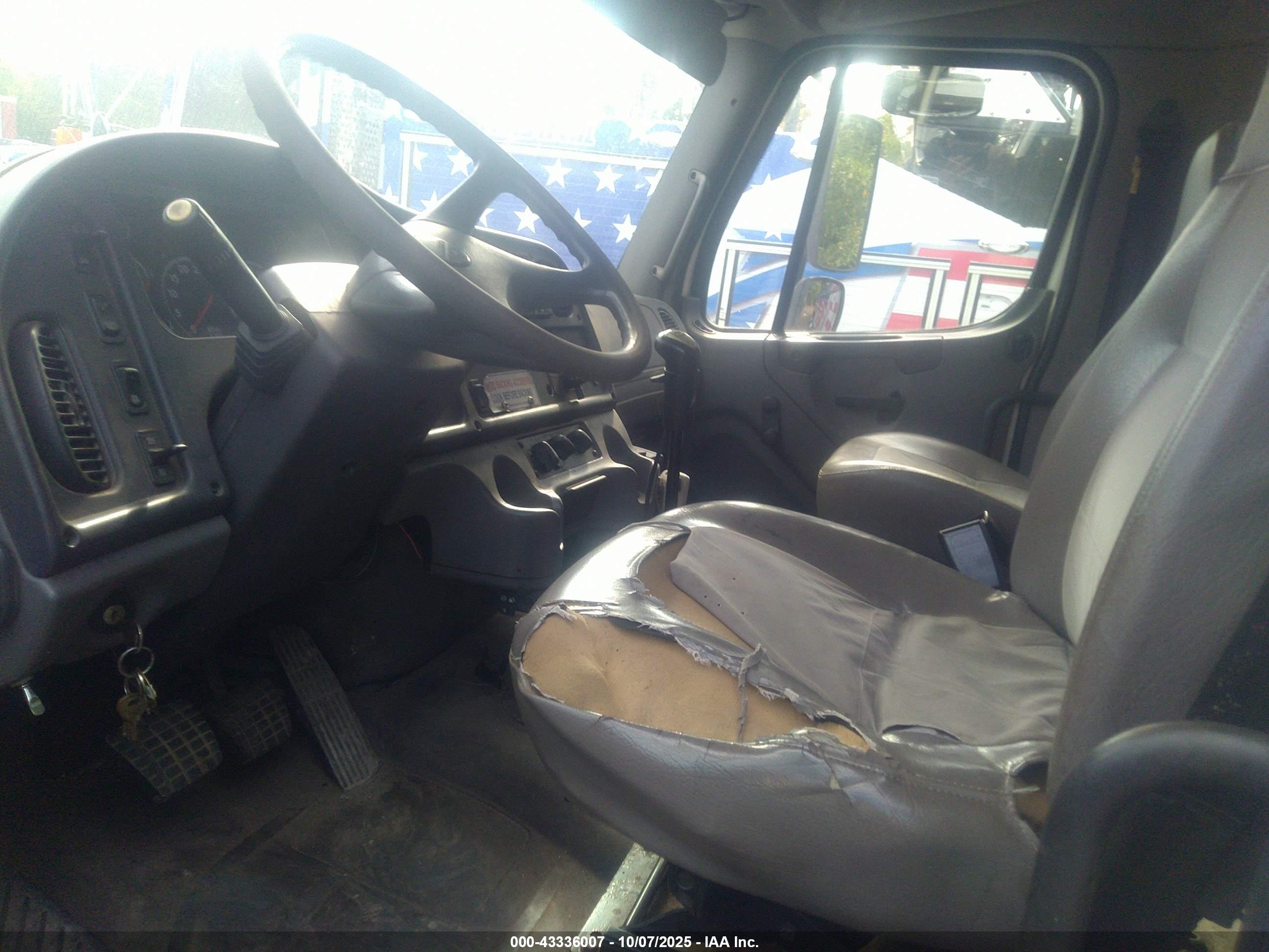 FREIGHTLINER M2 image 8