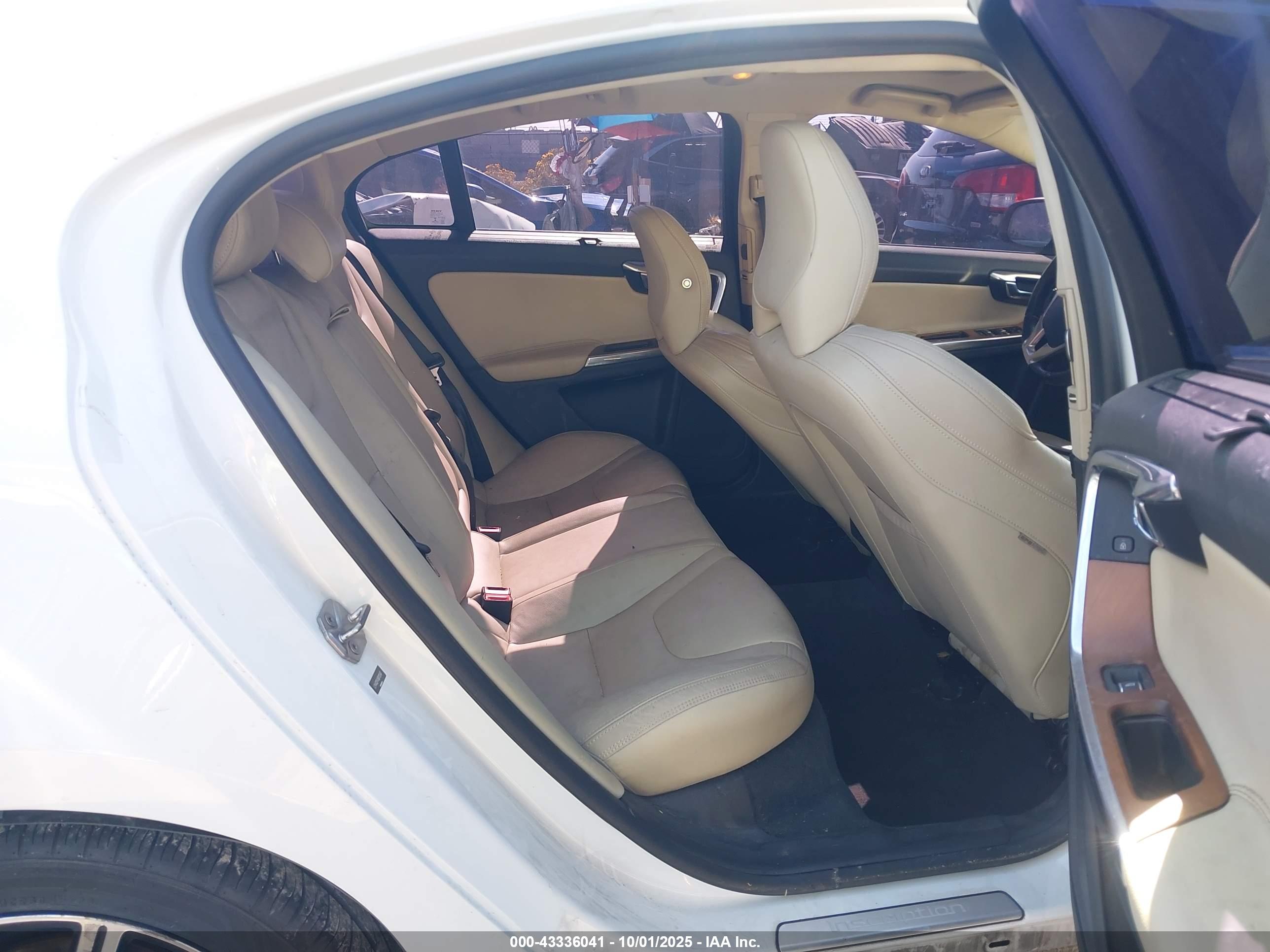 VOLVO S60 image 8