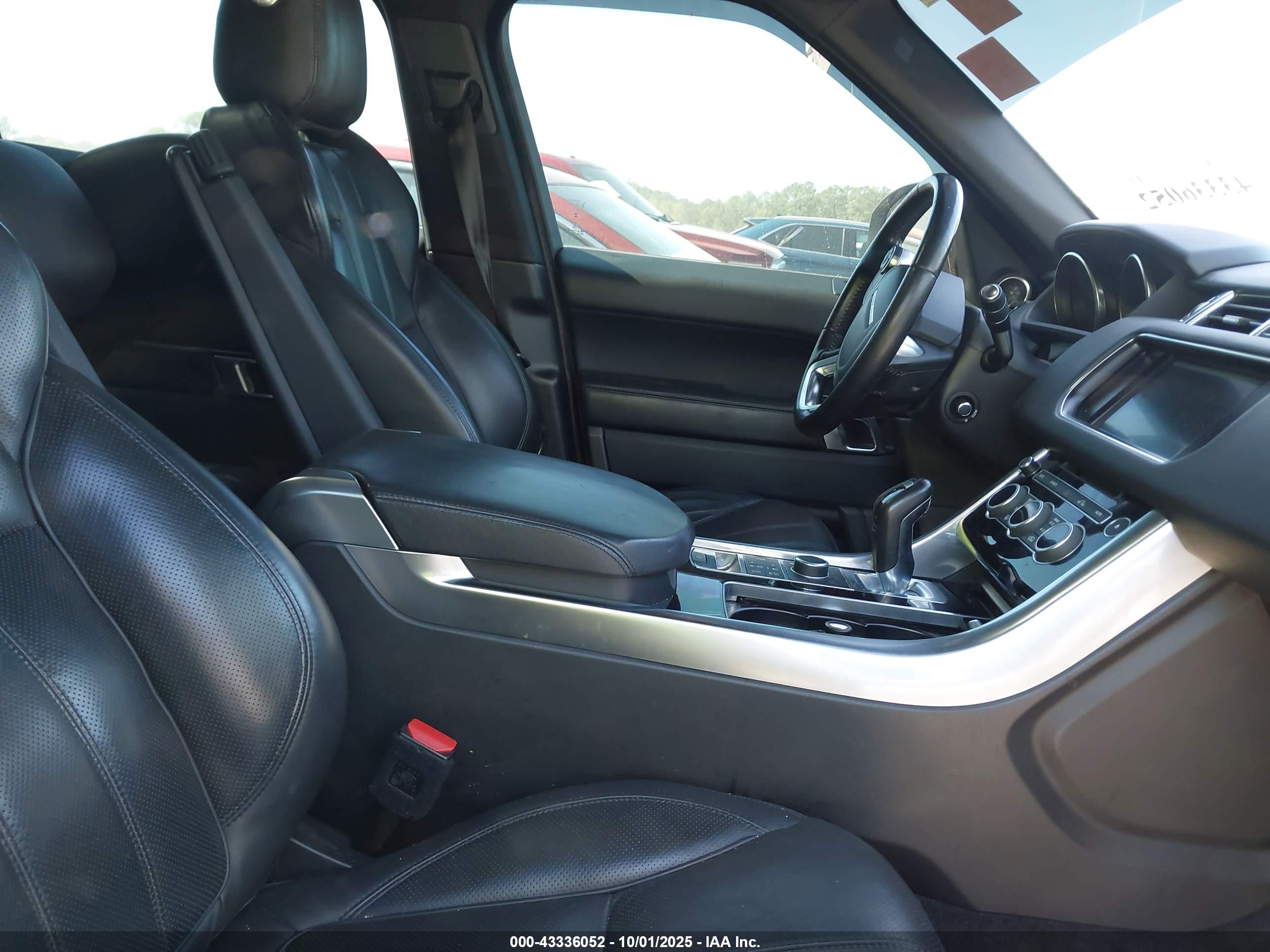 LAND ROVER image 5