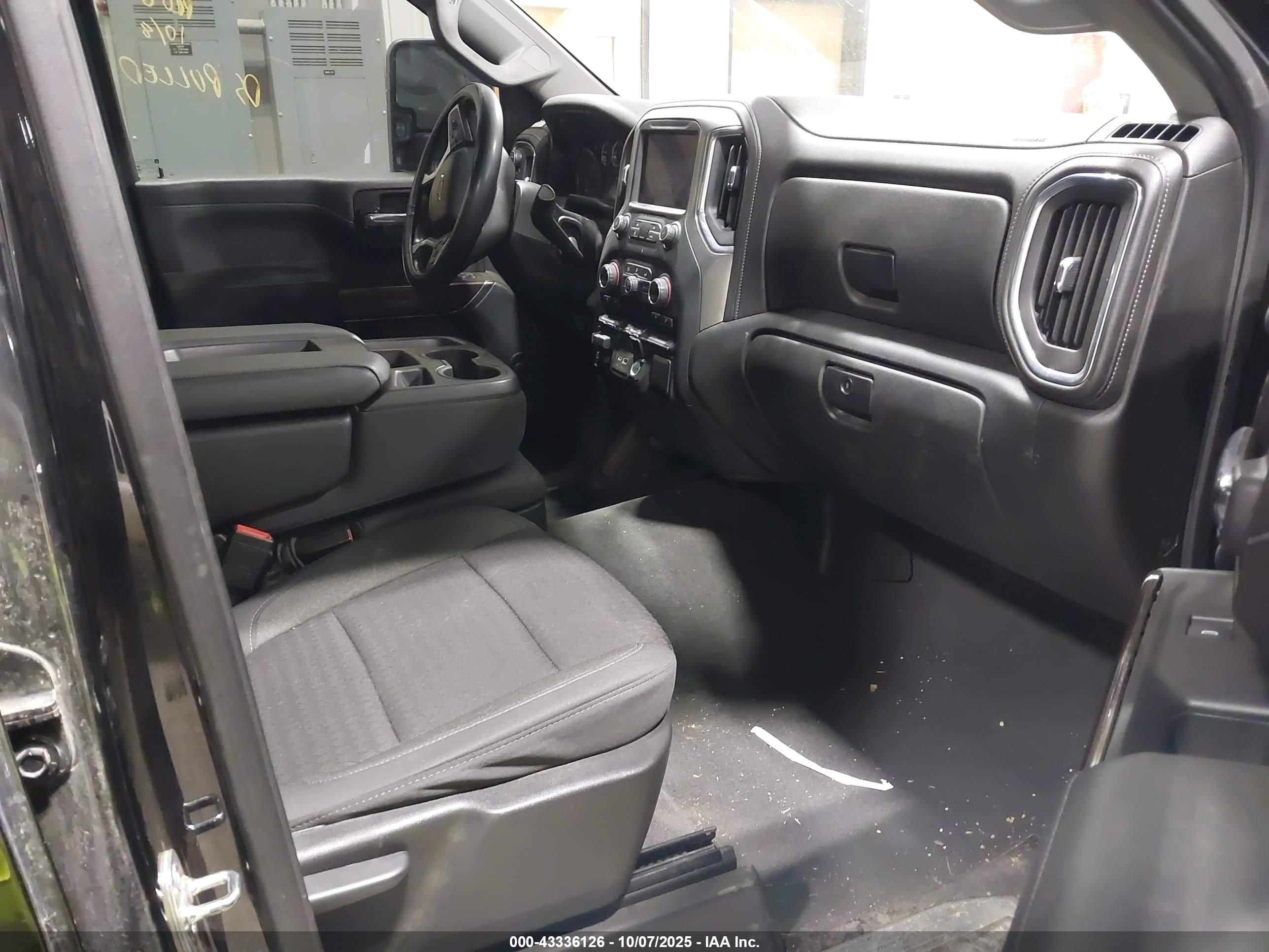 CHEVROLET SILVERADO image 5