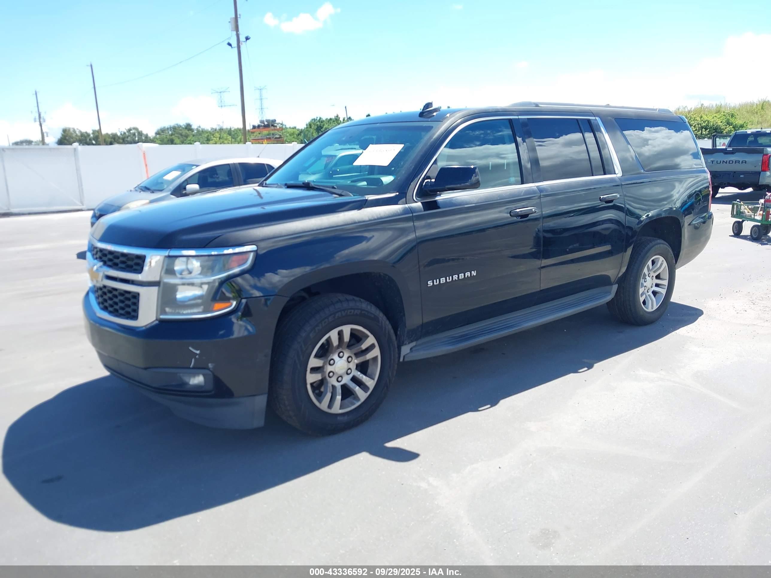 CHEVROLET SUBURBAN image 2