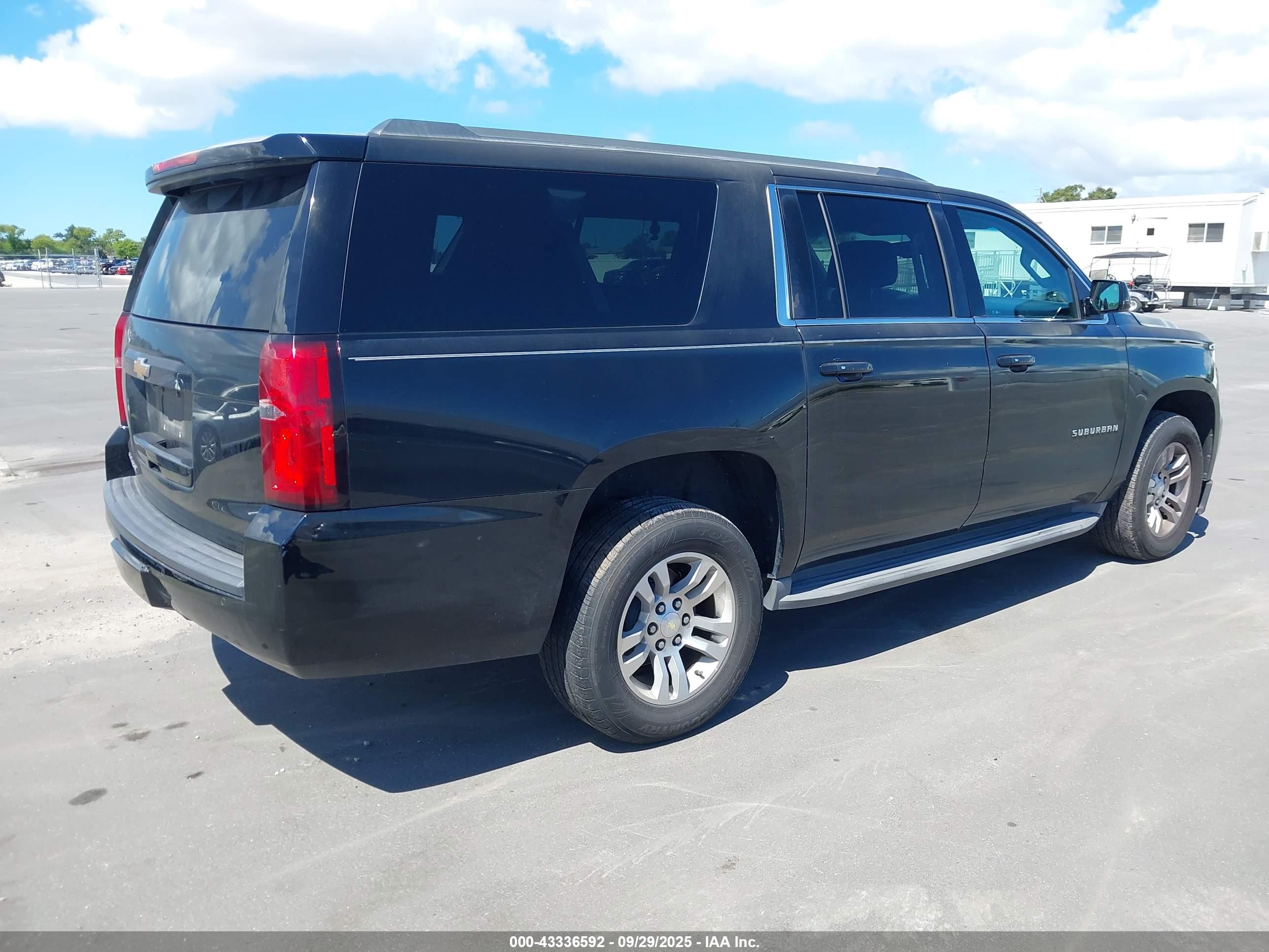 CHEVROLET SUBURBAN image 4