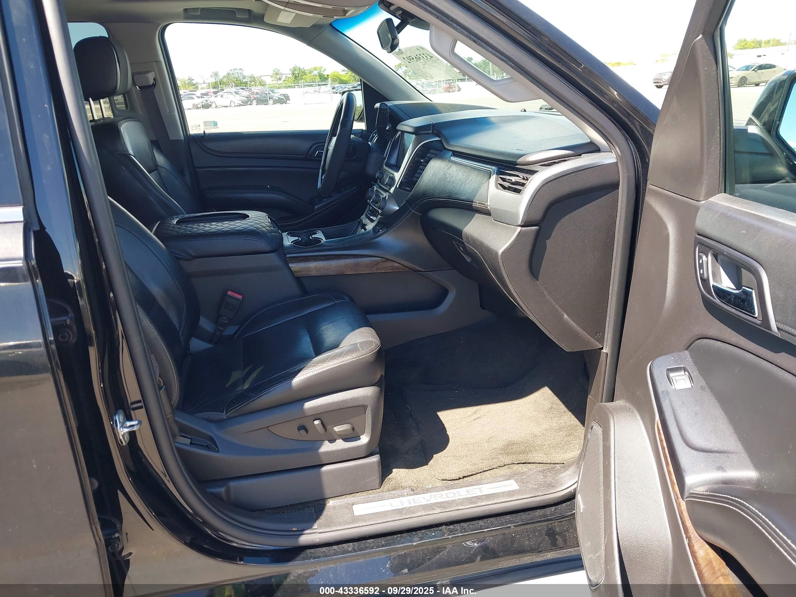 CHEVROLET SUBURBAN image 5