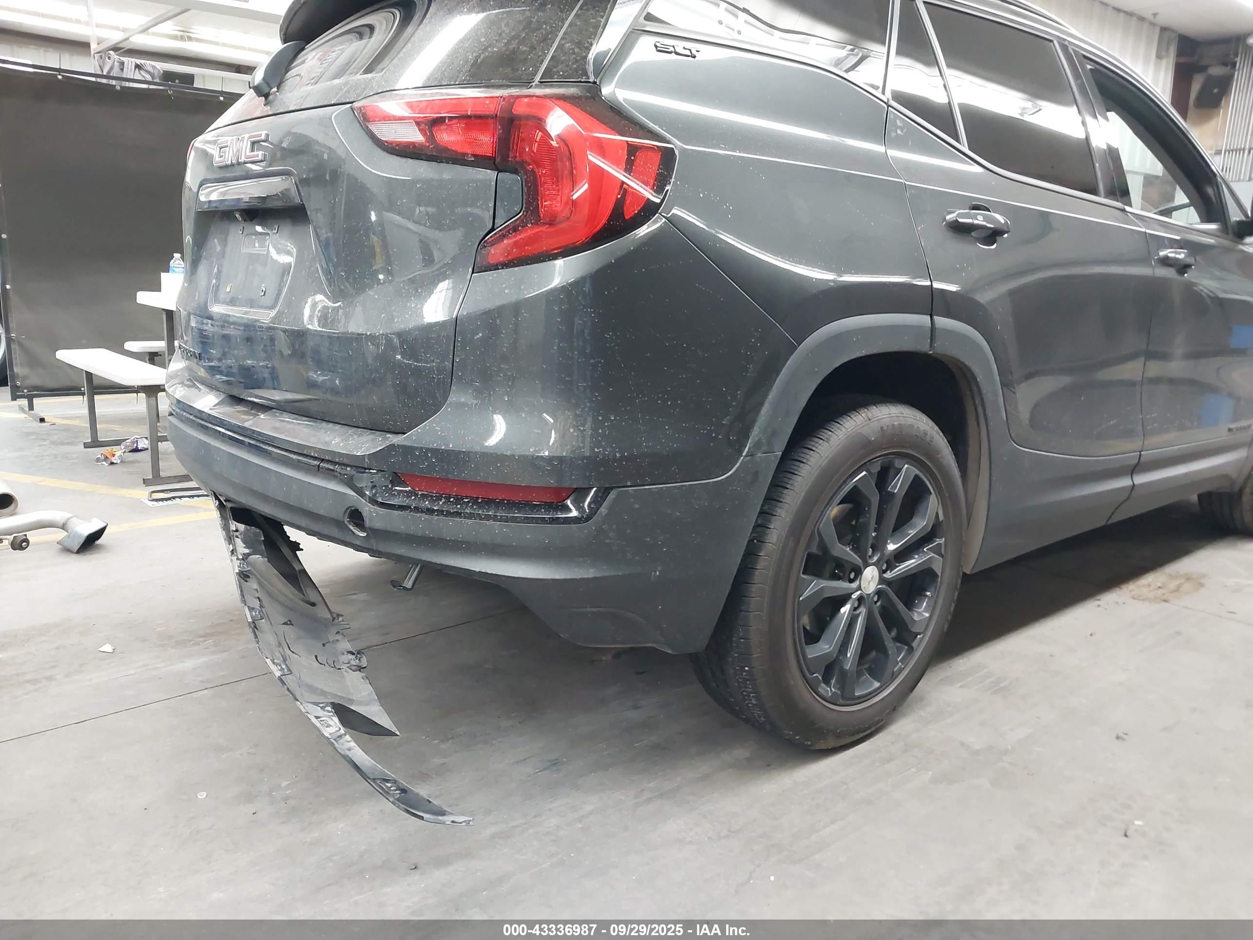 GMC TERRAIN image 6