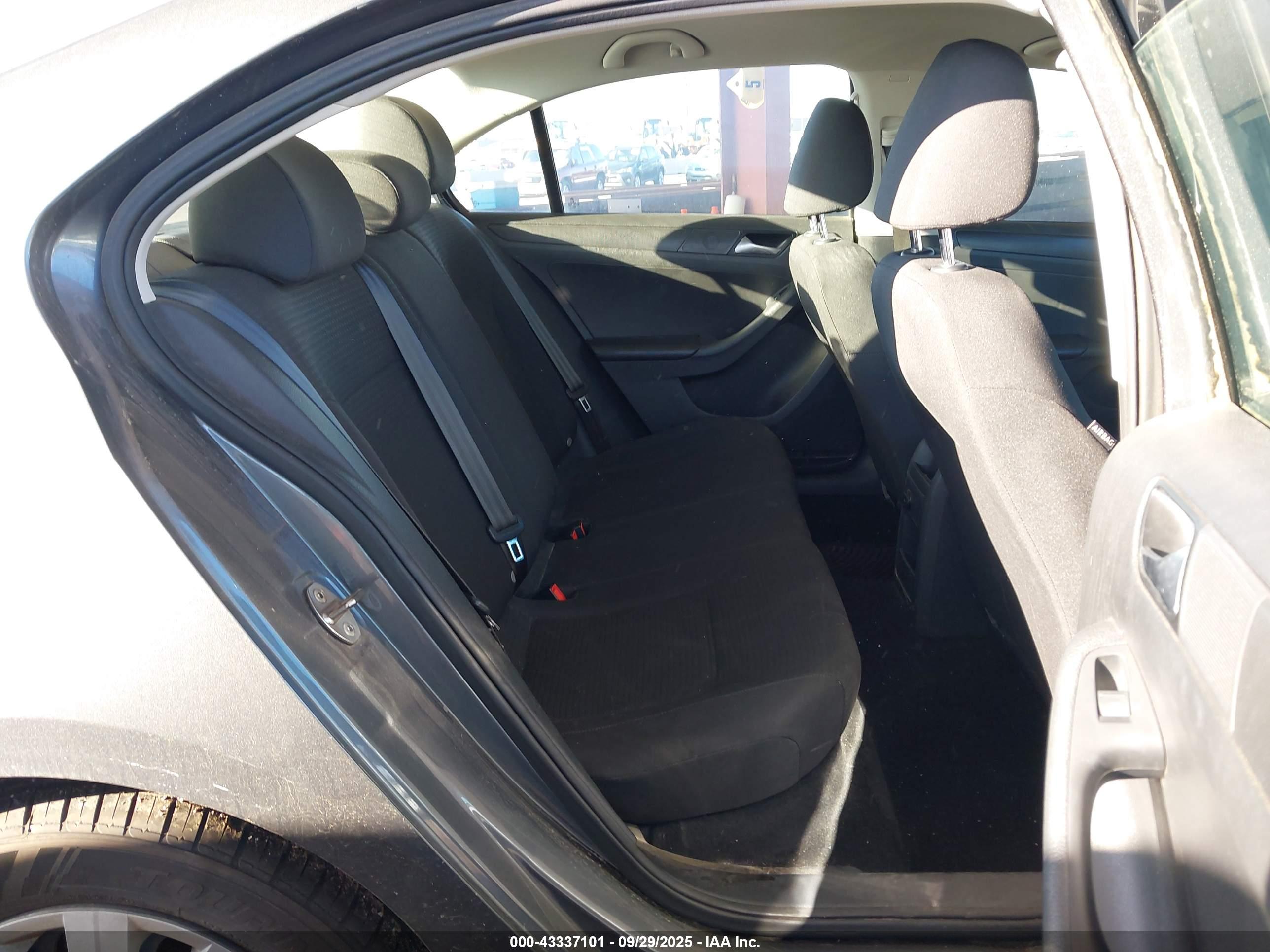 VOLKSWAGEN JETTA image 8