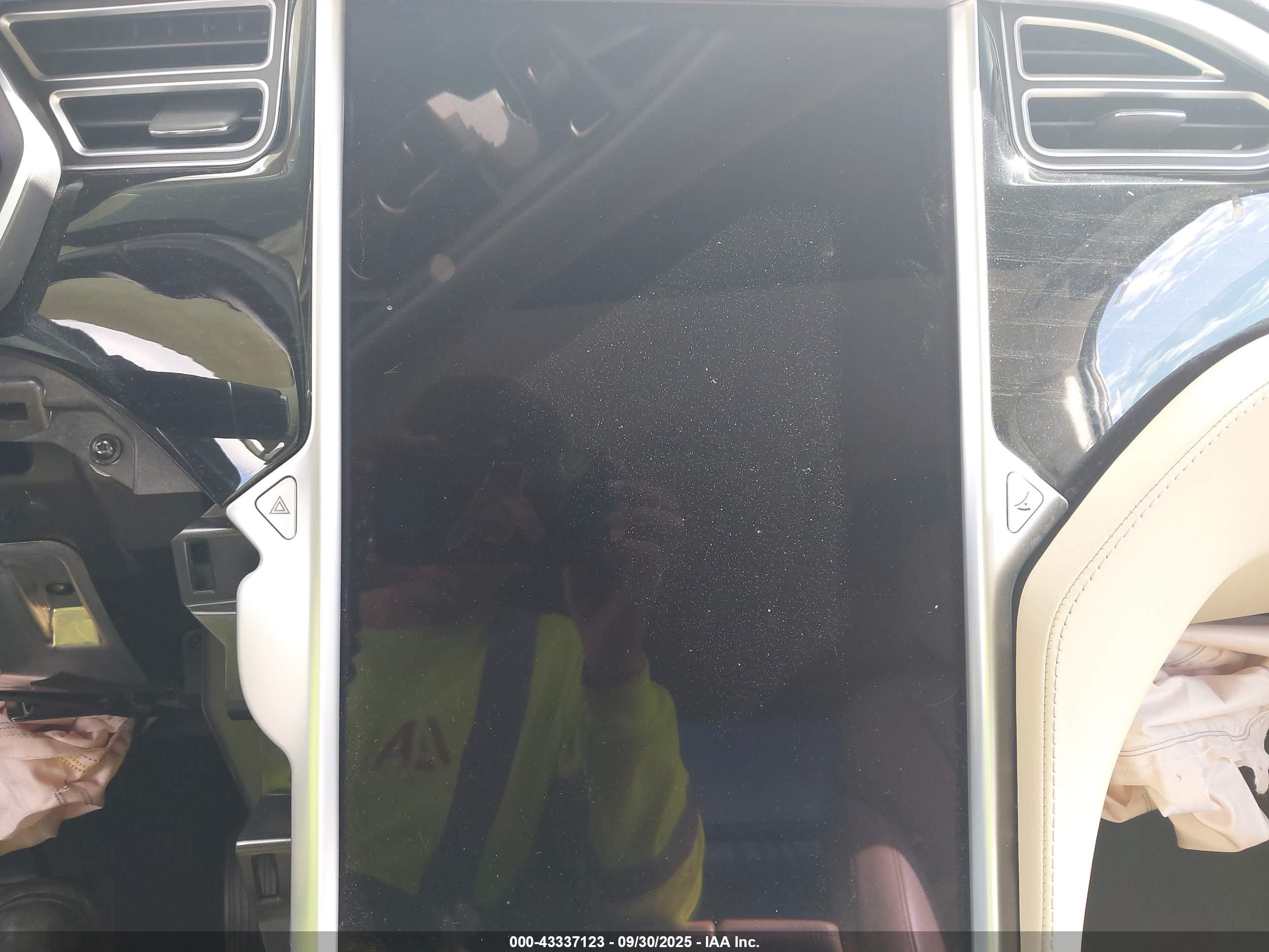 TESLA MODEL image 7