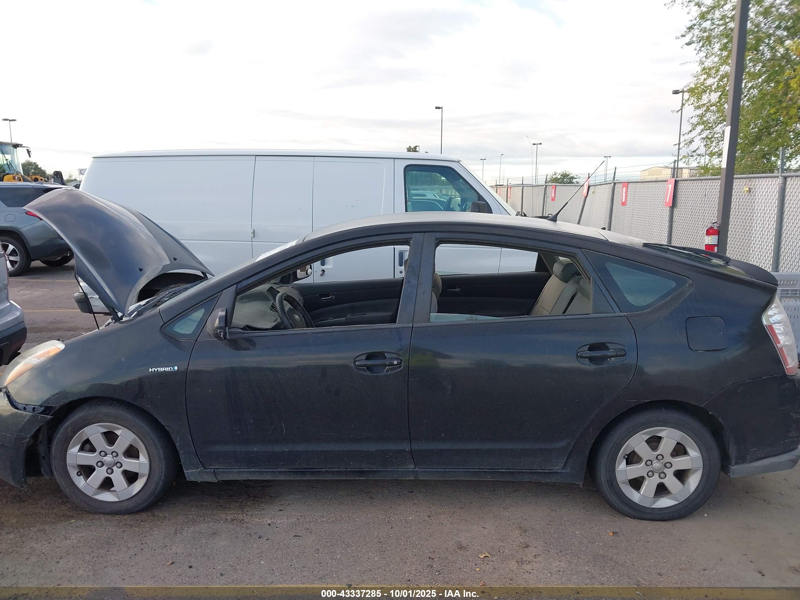 TOYOTA PRIUS image 6