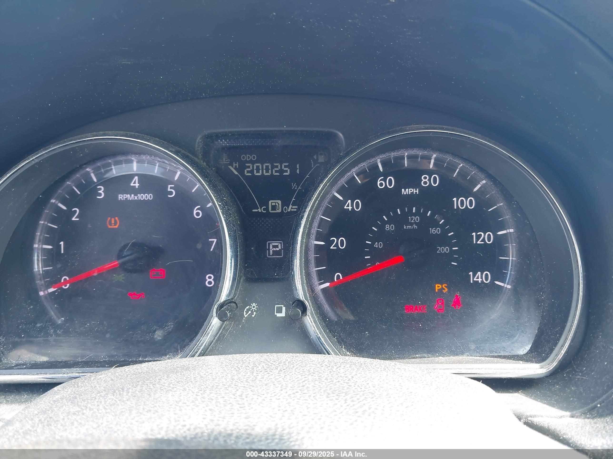 NISSAN VERSA image 7