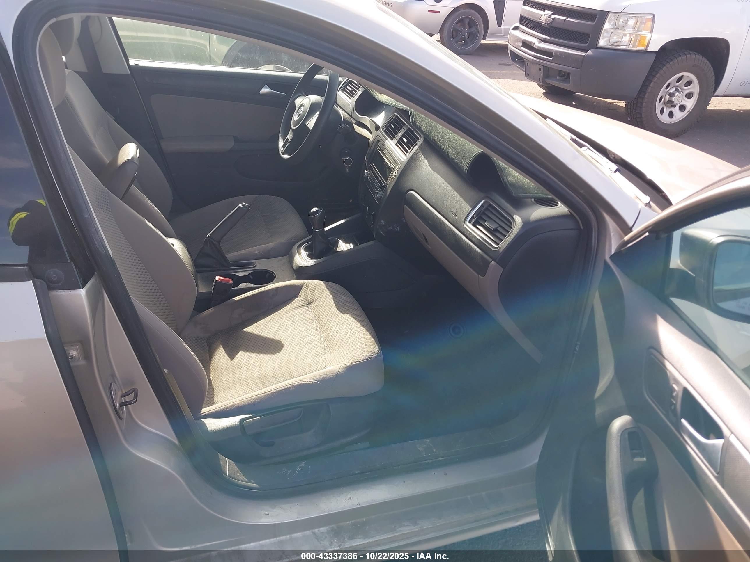 VOLKSWAGEN JETTA image 5